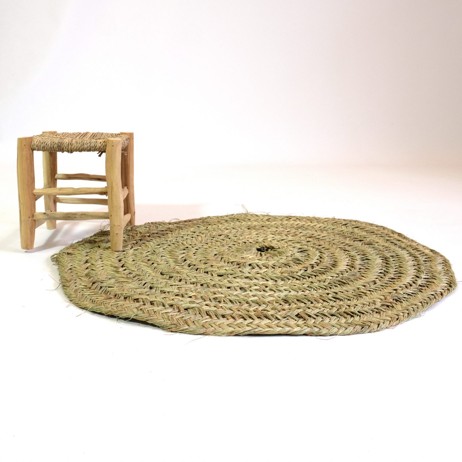 Tapis rond en fibre naturelle.