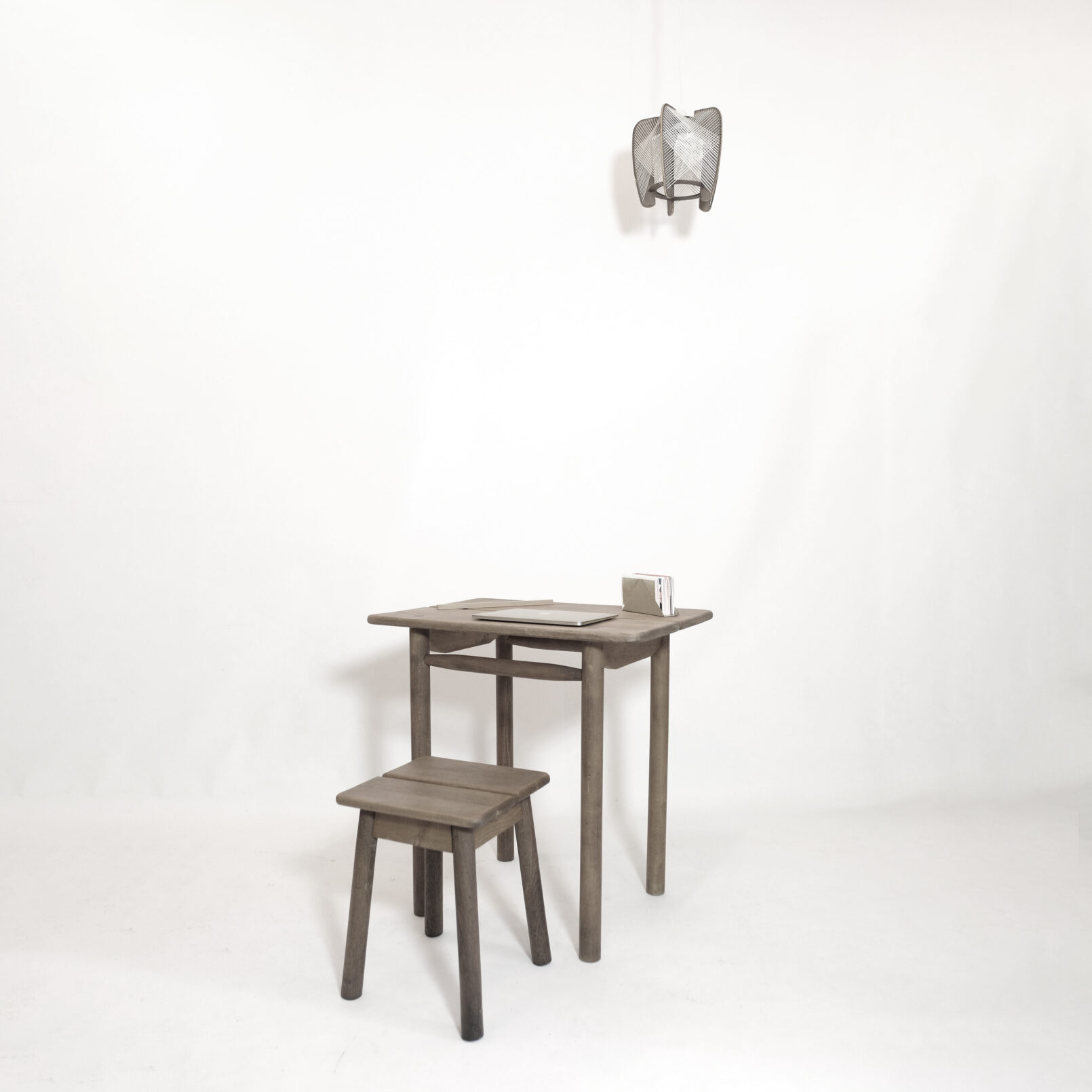 Pierre Gautier Delaye, un petit bureau ou table d’appoint.