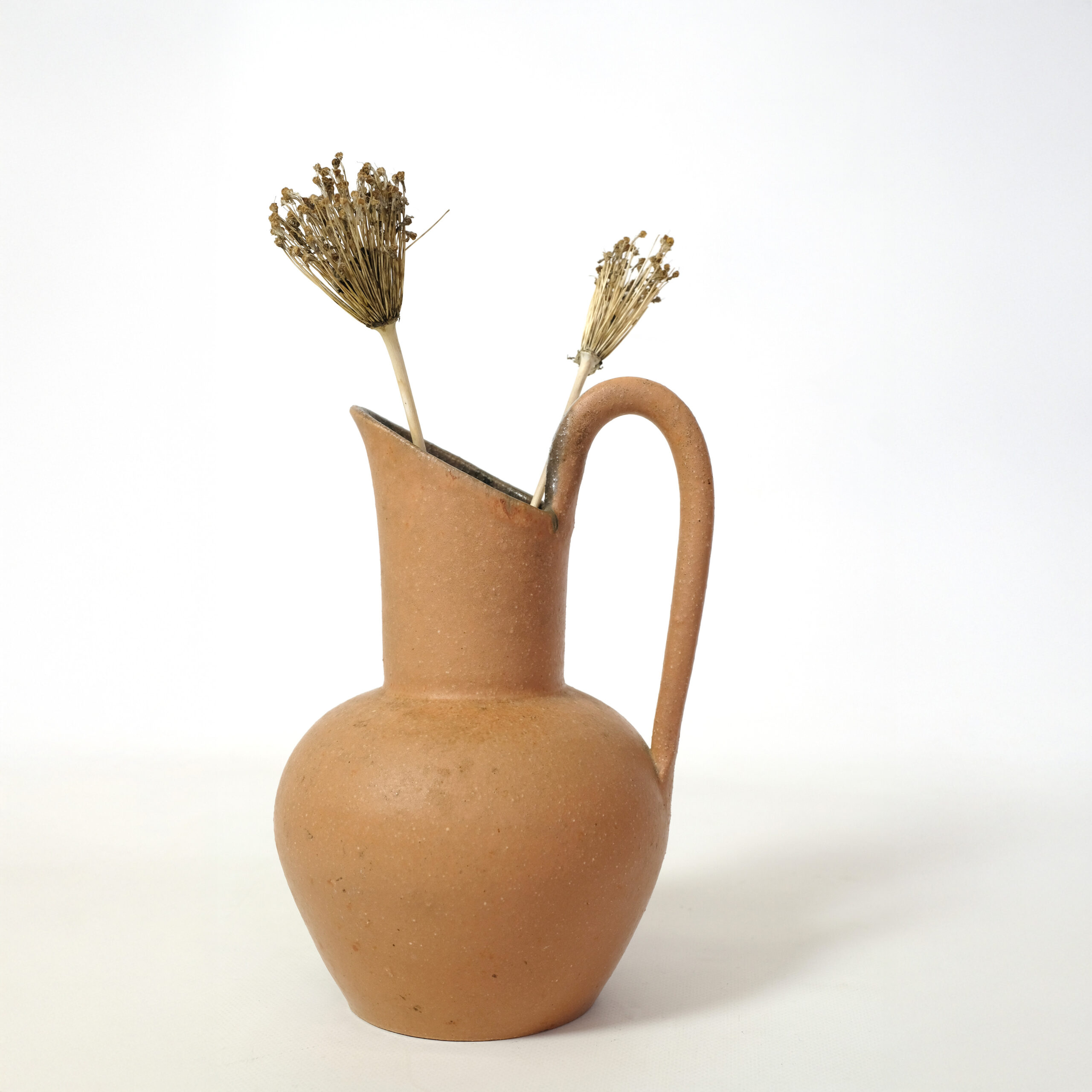 Les potiers d’Accolay, pichet en céramique terracotta, 25 cm.