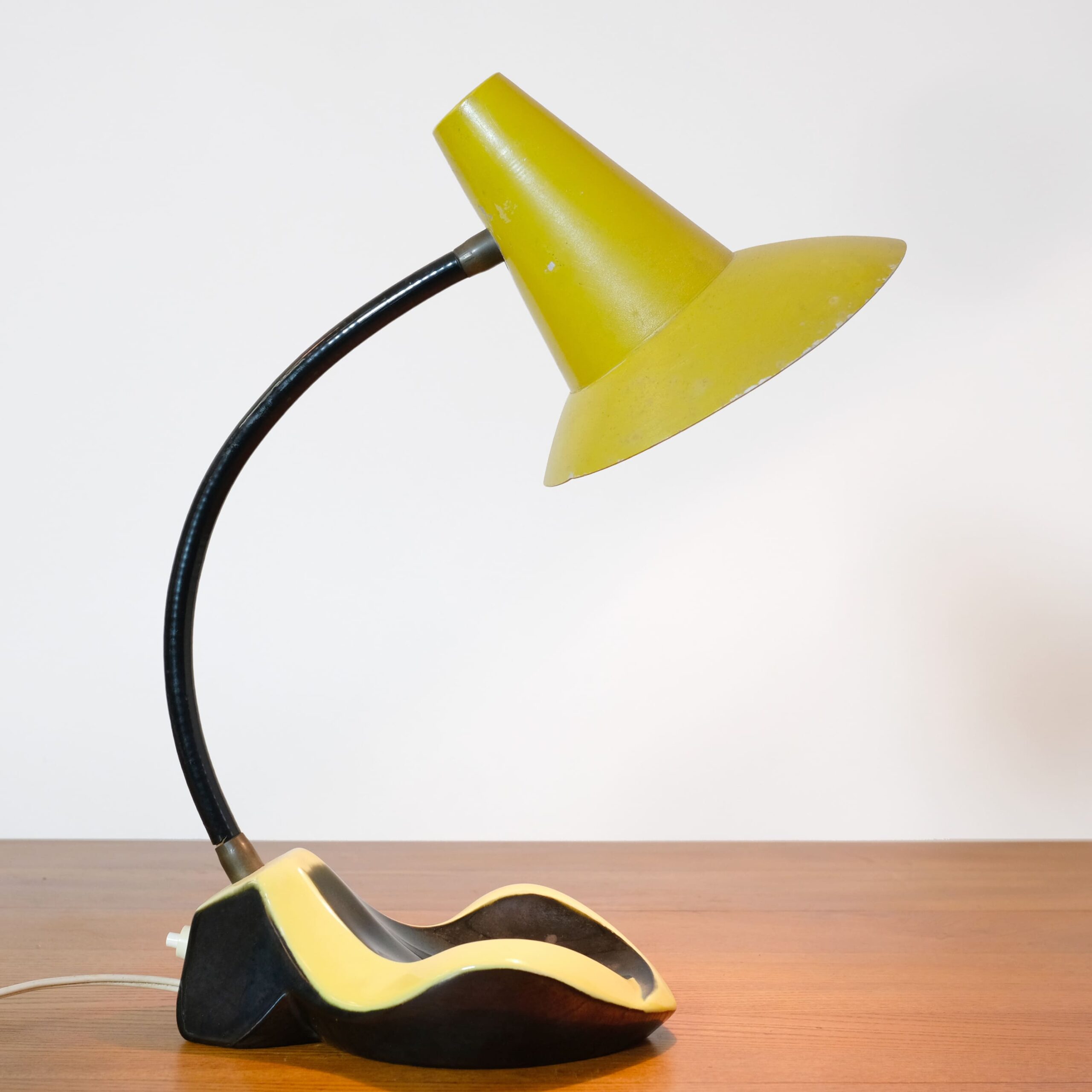 Lampe jaune et noire des années 60.