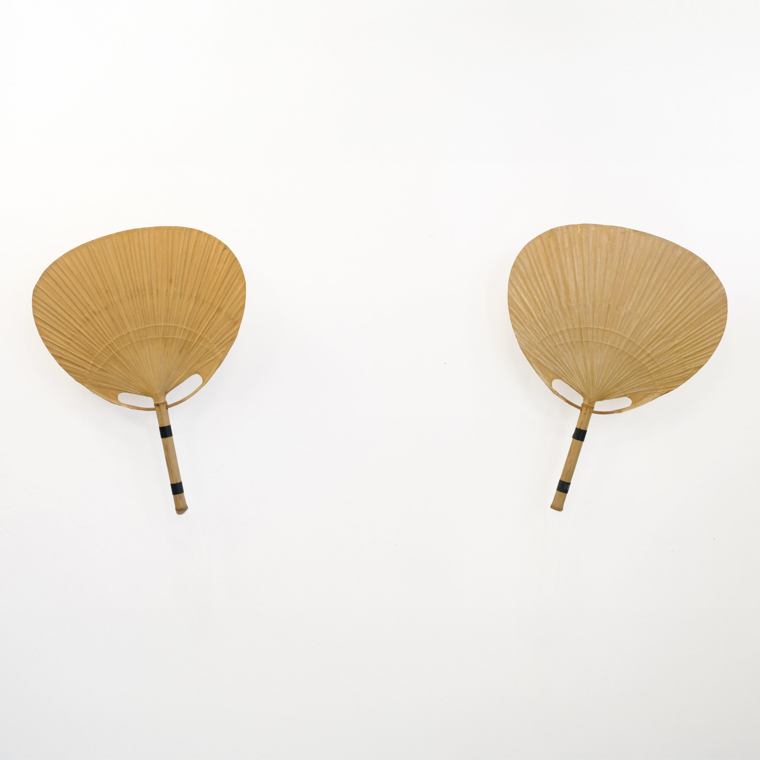Ingo Maurer, paire de grandes appliques Uchiwa, 1970s.