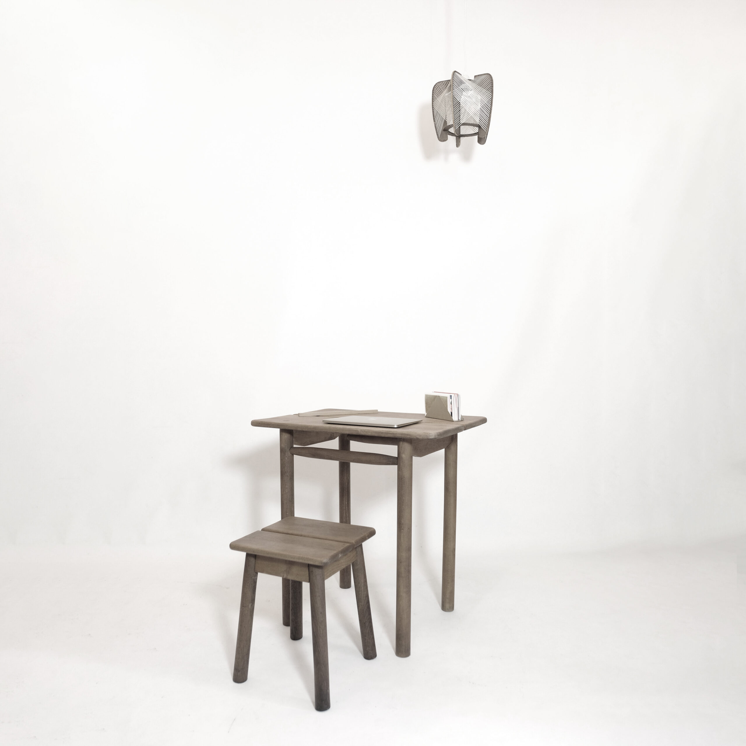 Pierre Gautier Delaye, un petit bureau ou table d’appoint.