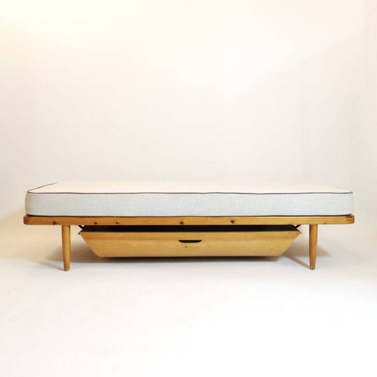 Danish daybed with drawer from the 1950s-1960s.