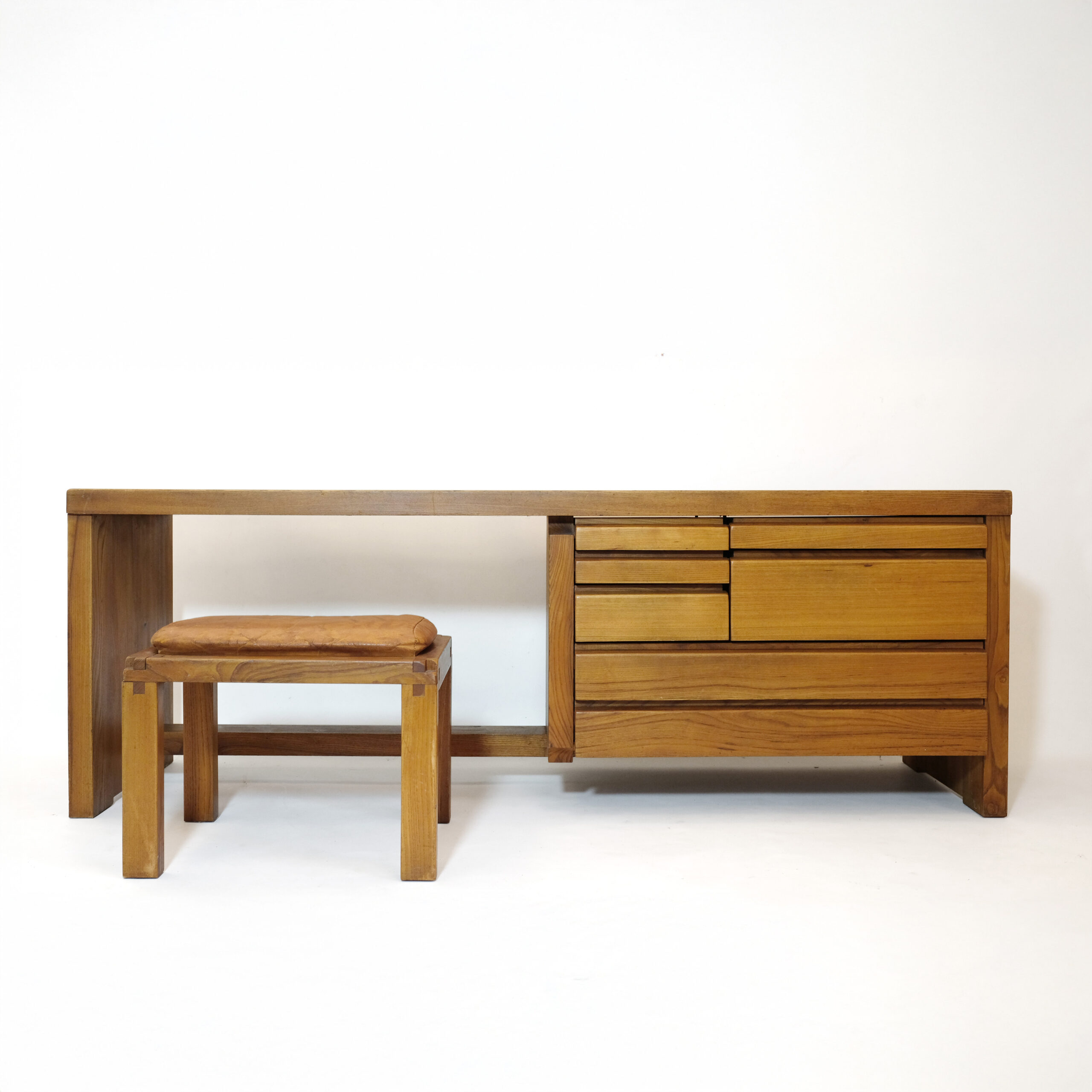 Pierre Chapo, coiffeuse ou bureau bas R05 et son tabouret S06, orme massif, 1960-1970.