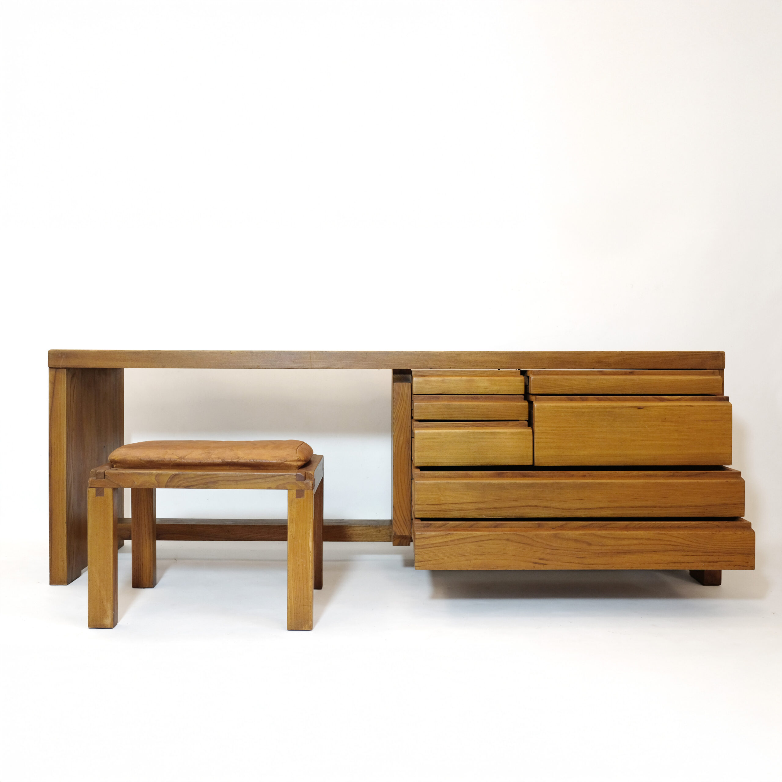 Pierre Chapo, coiffeuse ou bureau bas R05 et son tabouret S06, orme massif, 1960-1970.