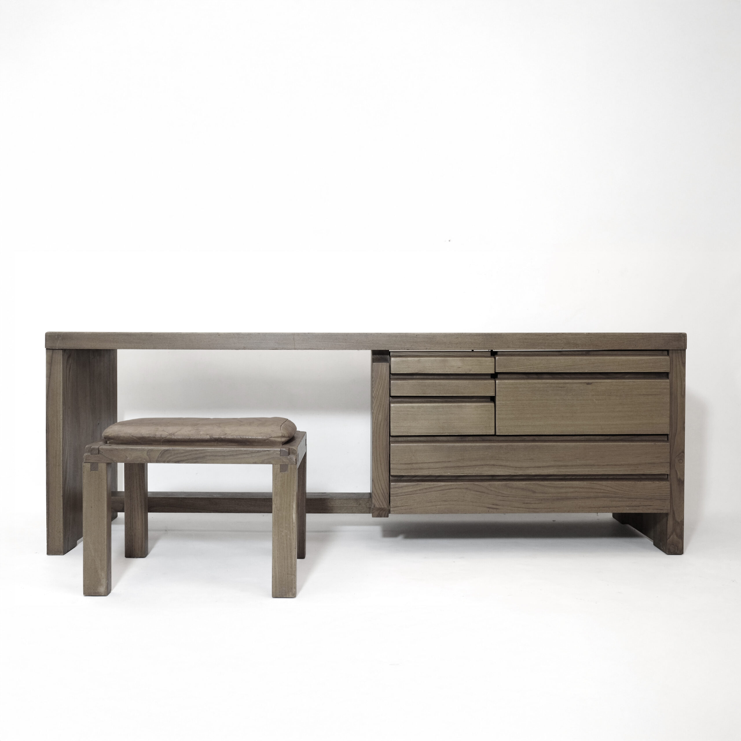 Pierre Chapo, coiffeuse ou bureau bas R05 et son tabouret S06, orme massif, 1960-1970.