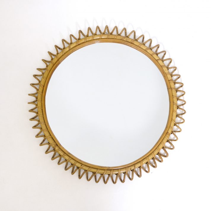 Round mirror with a rattan spiral frame, 49 cm.