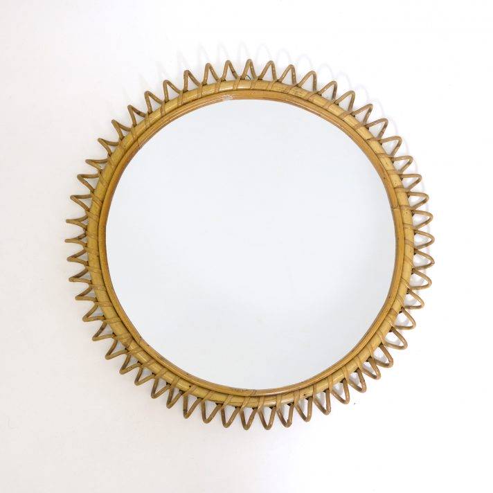 Round mirror with a rattan spiral frame, 49 cm.