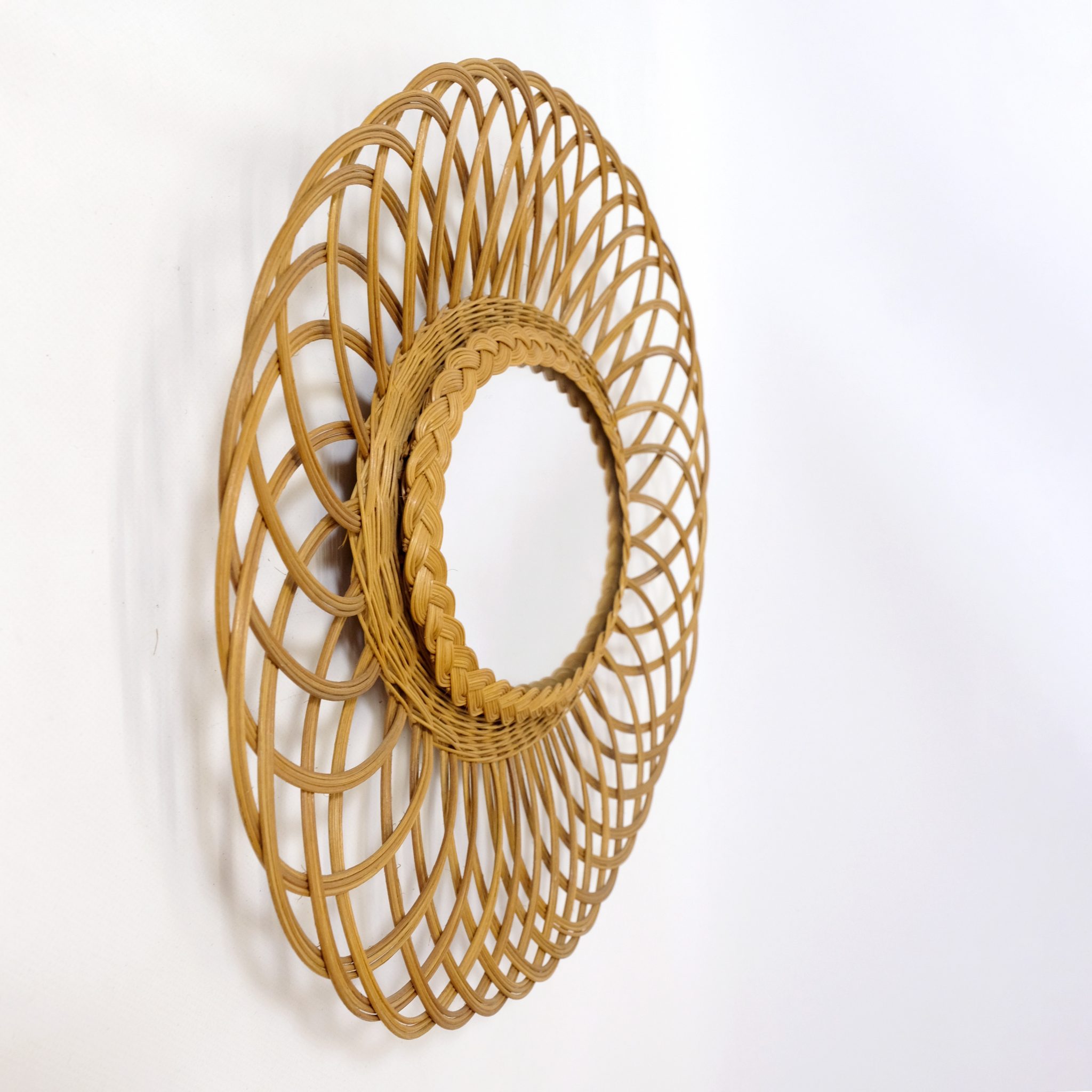 Oval wicker mirror, 60x50 cm. — LampAndCo