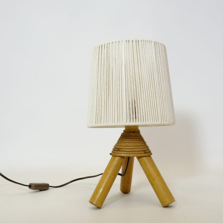 Petite lampe de table en bambou et son abat-jour en corde.