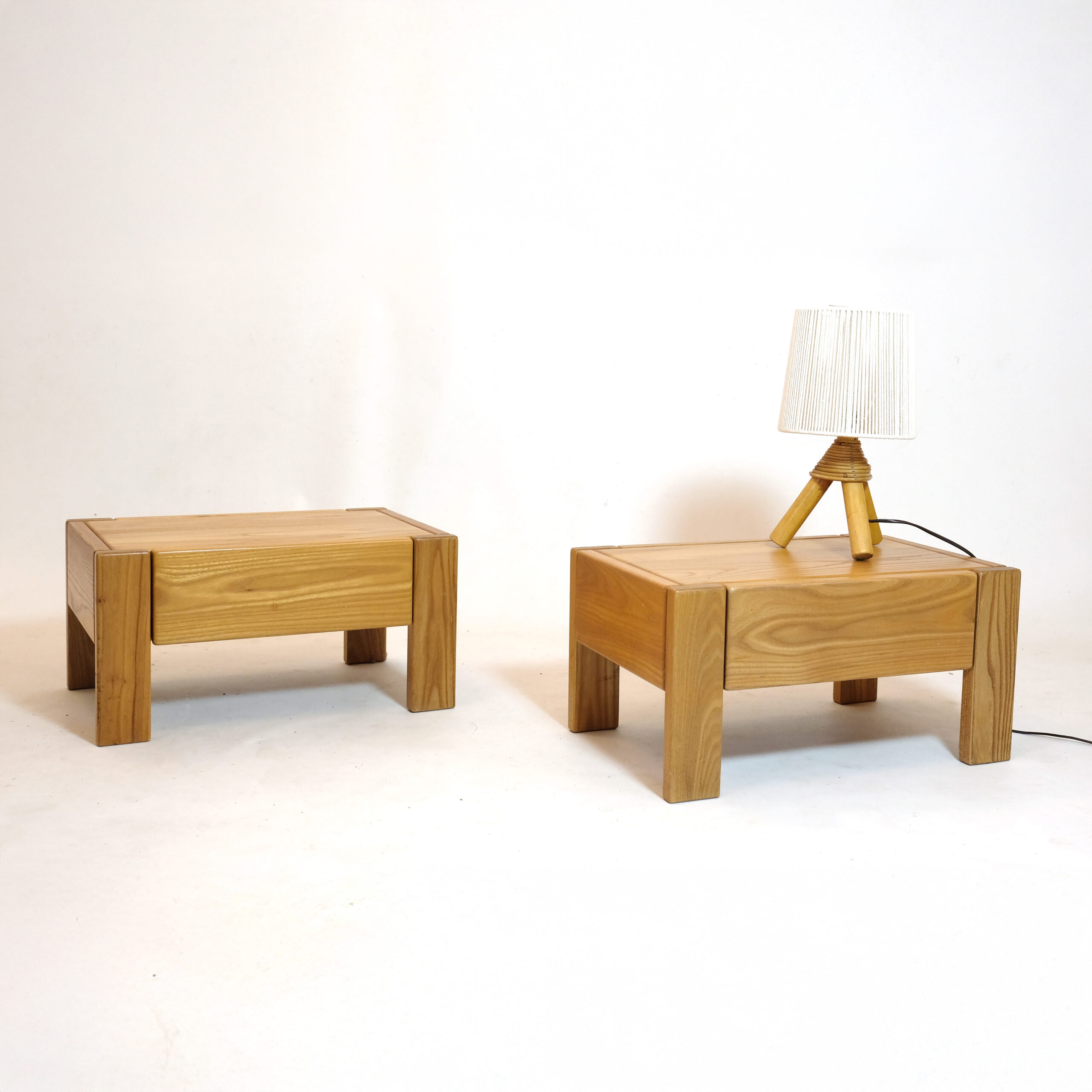 Maison Regain, paire de tables de chevet en orme, 1970.