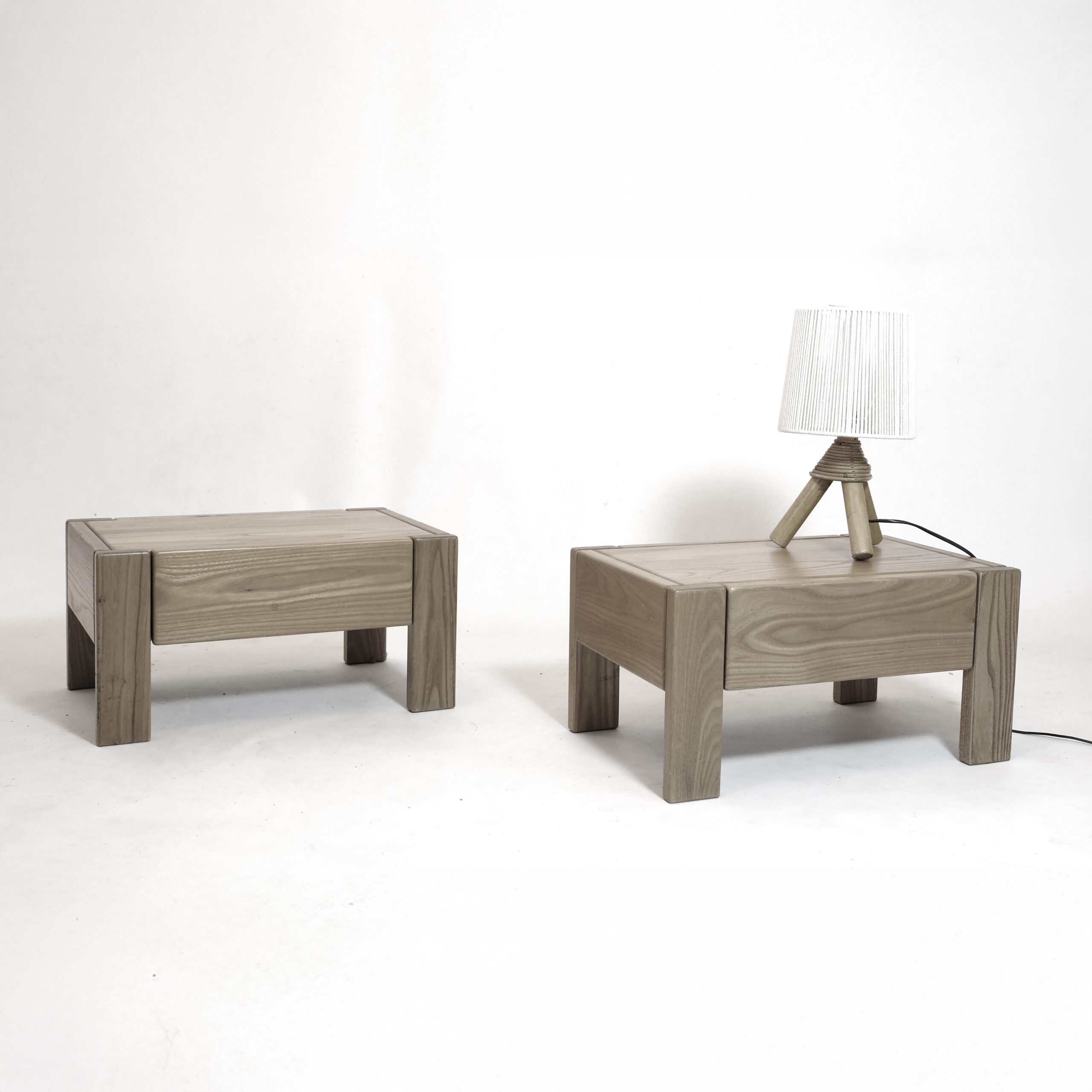 Maison Regain, paire de tables de chevet en orme, 1970.
