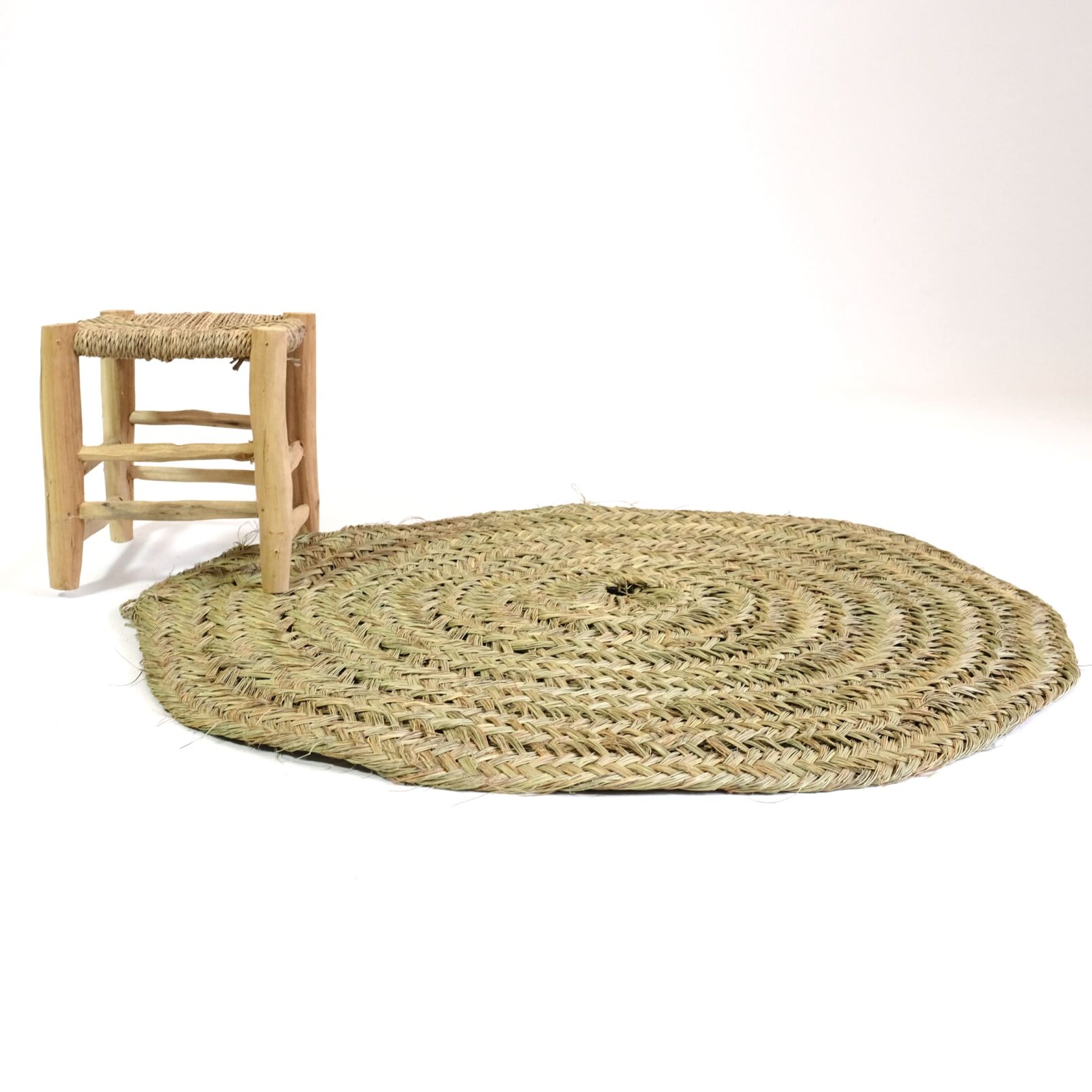 Tapis rond en fibre naturelle tressée.