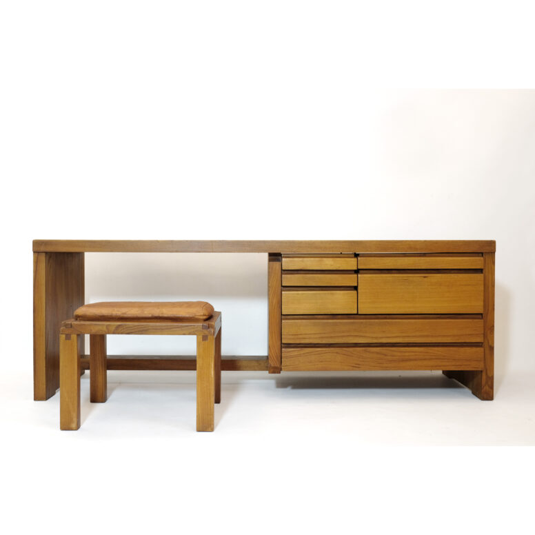Pierre Chapo, bureau bas R05 et tabouret S06, orme massif, 1960-1970.