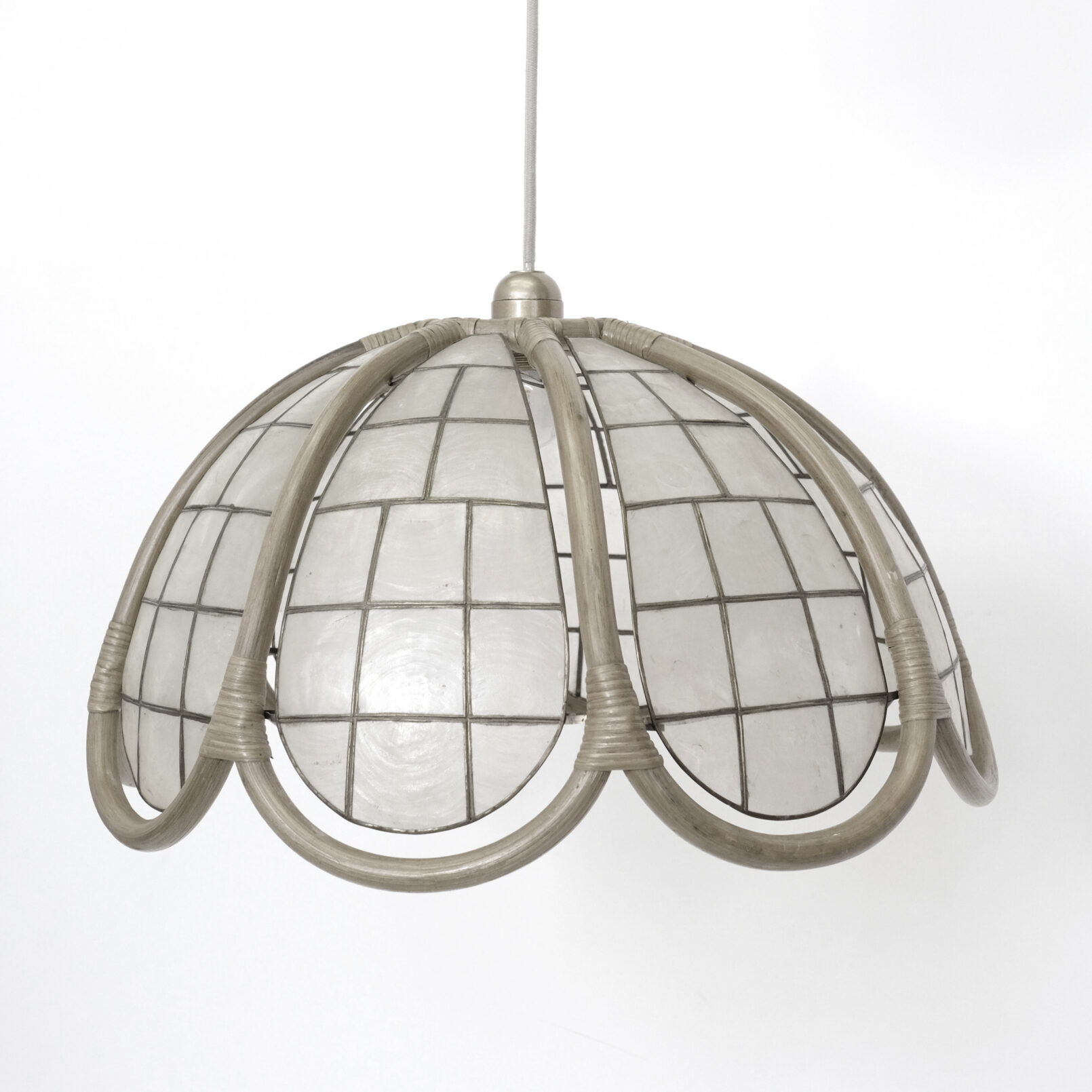 Grande suspension en rotin nacre et laiton. Production des années 70-80. La nacre diffuse une lumière chaleureuse.
