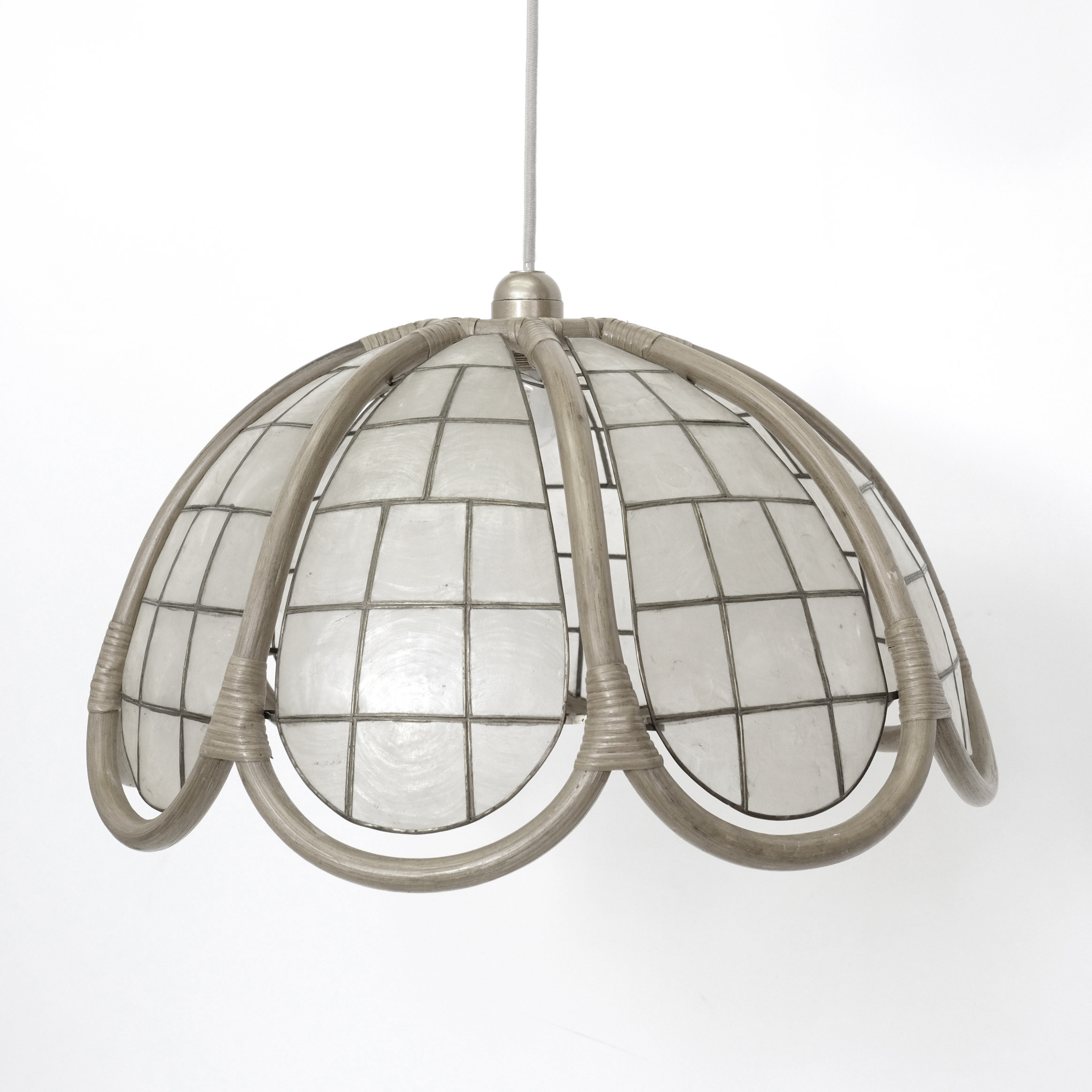 Grande suspension en rotin nacre et laiton. Production des années 70-80. La nacre diffuse une lumière chaleureuse.
