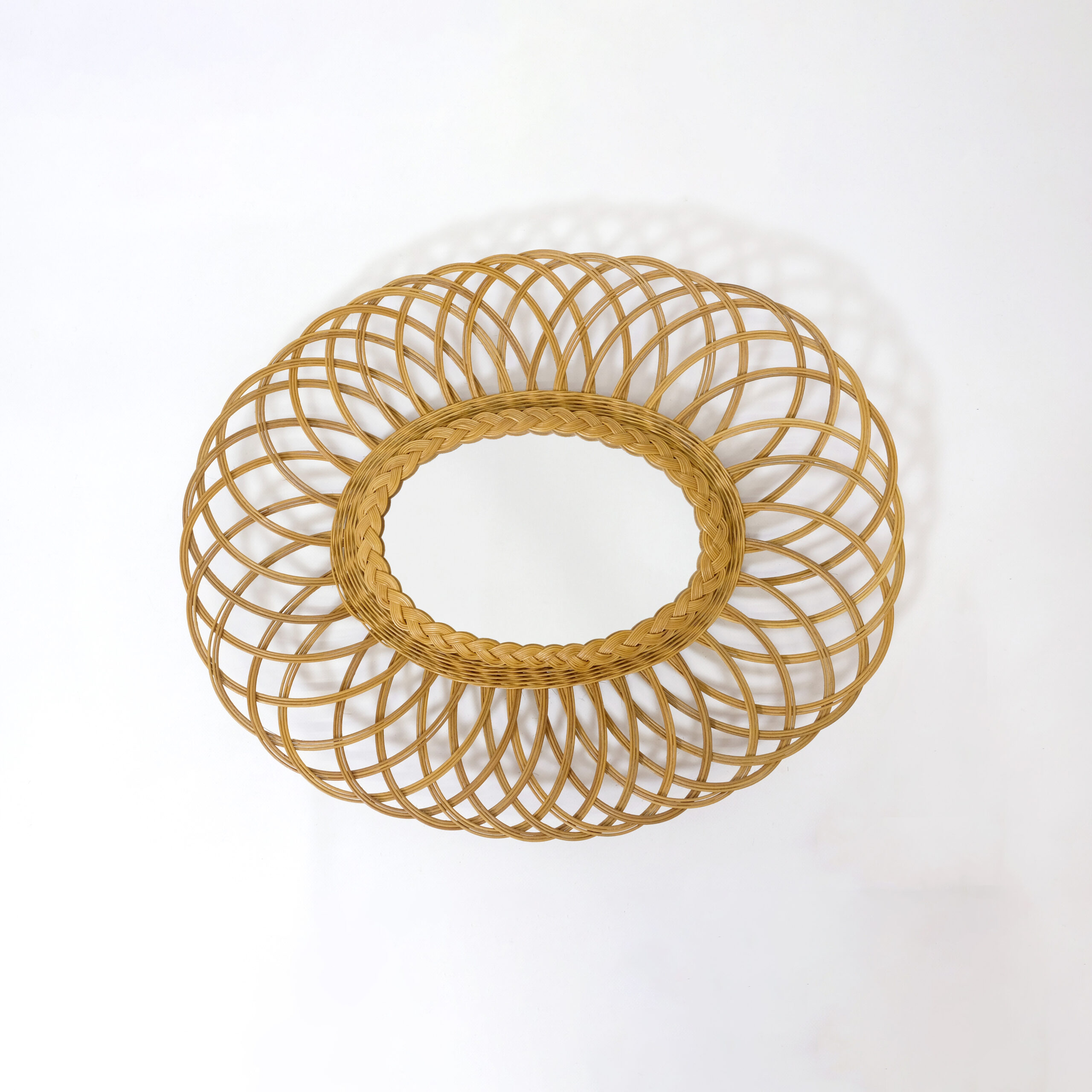 Miroir oval en osier, 60x50cm.