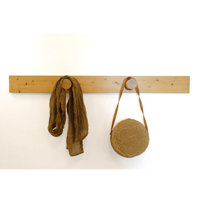 Charlotte Perriand, porte manteau en pin massif, 104 cm.