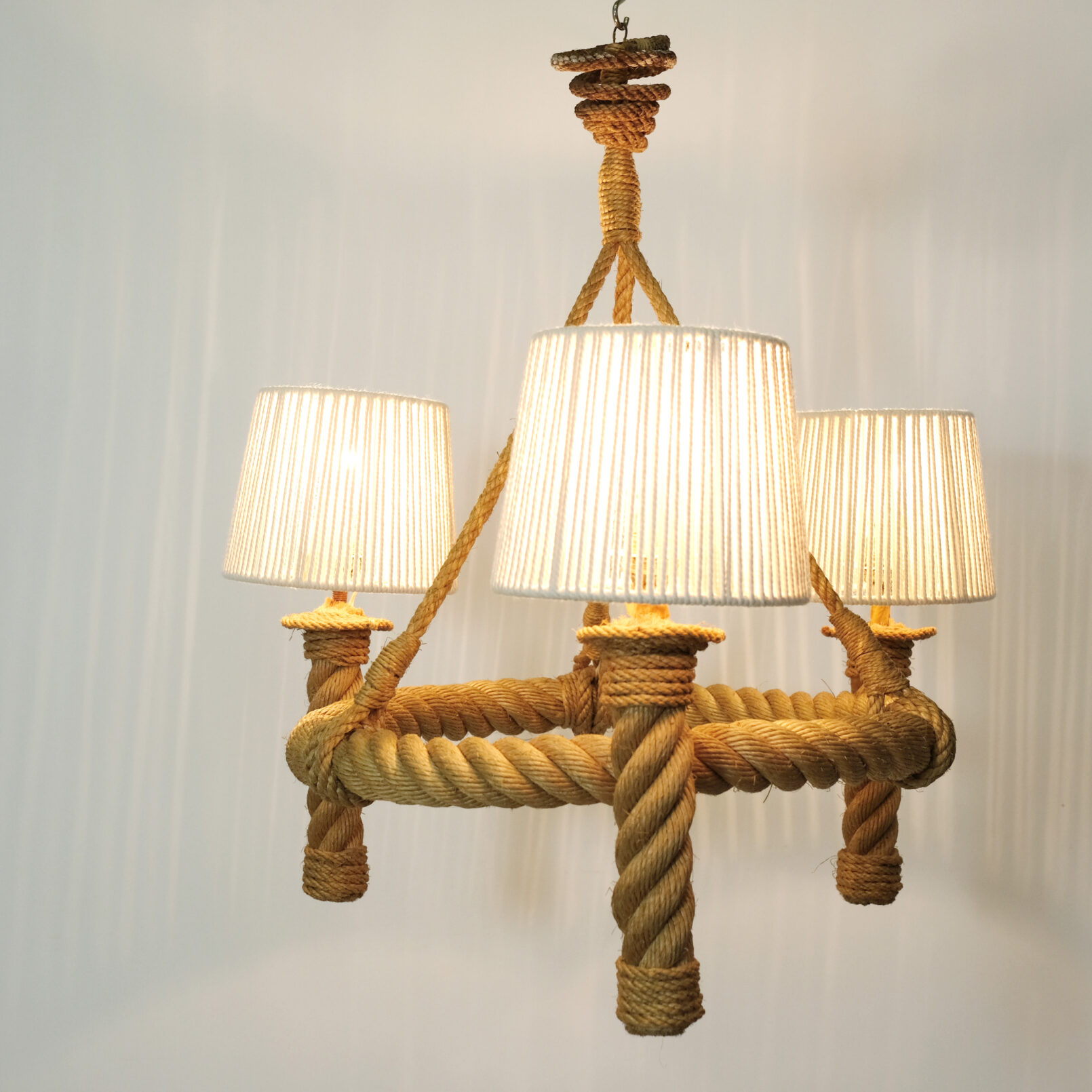 Petite lampe en bois et son abat-jour en corde. — Lamp and co