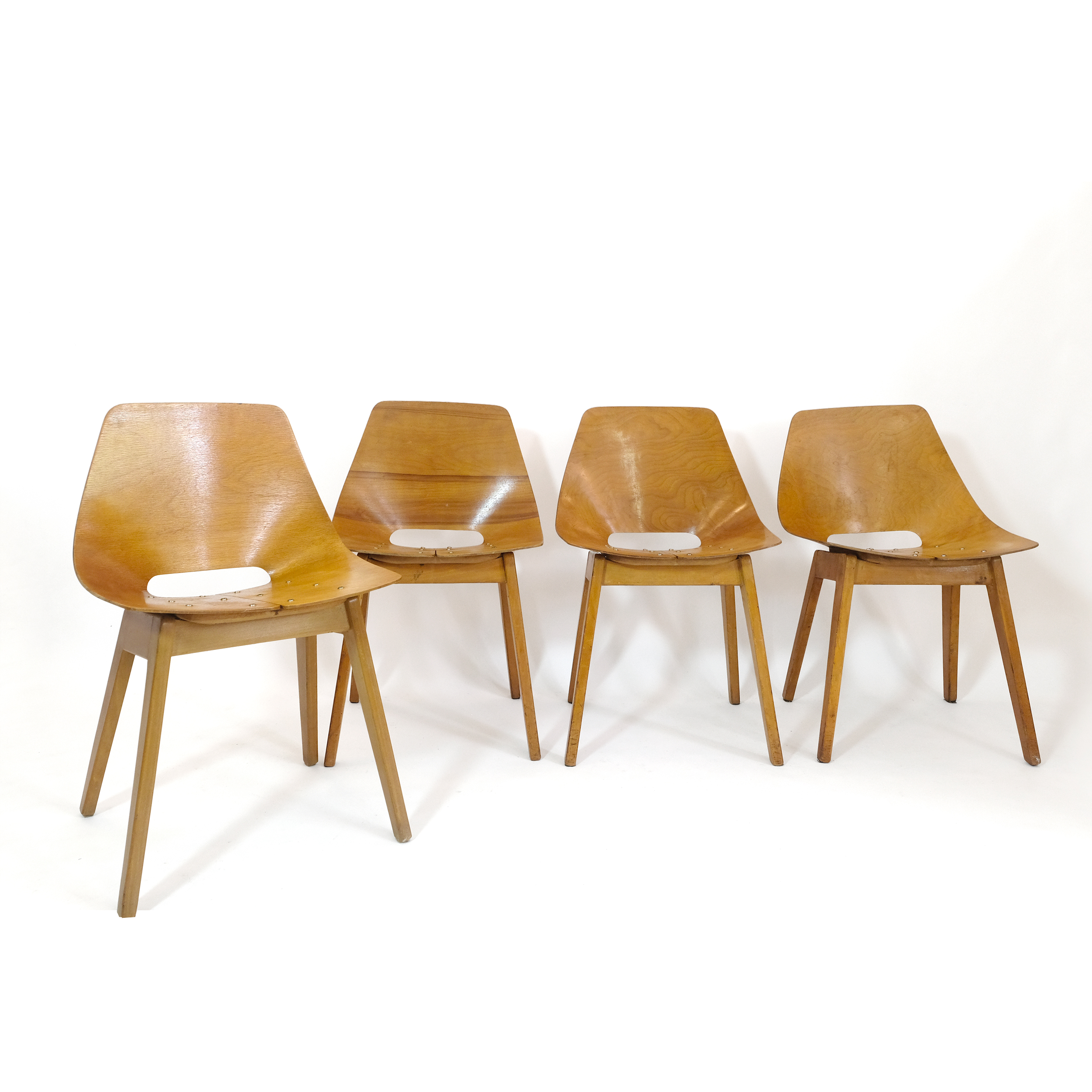 Pierre Guariche, série de 4 chaises tonneau, piétement bois, Steiner, 1950s.