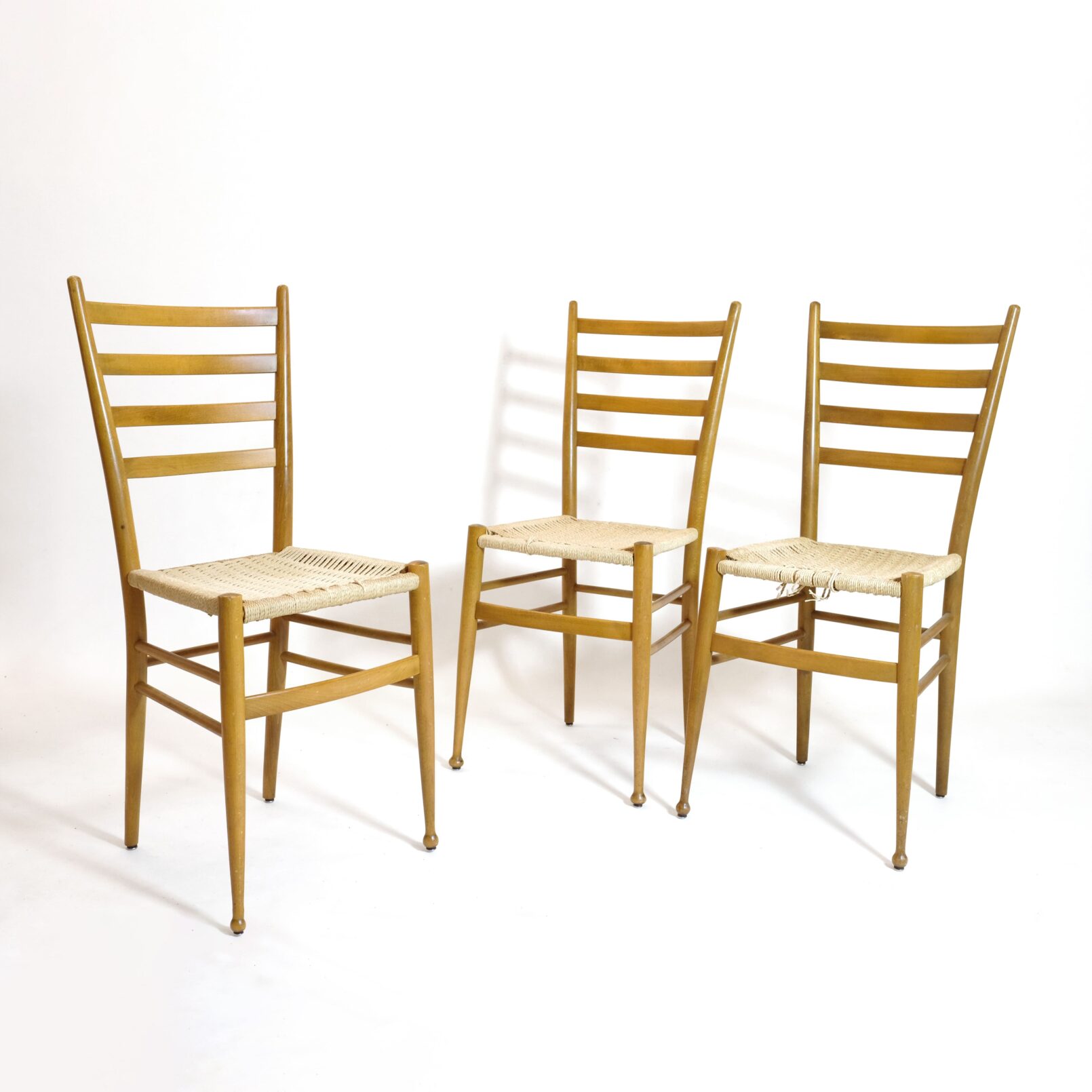 Trio de fines chaises en bois et corde, Italie, 1950s.