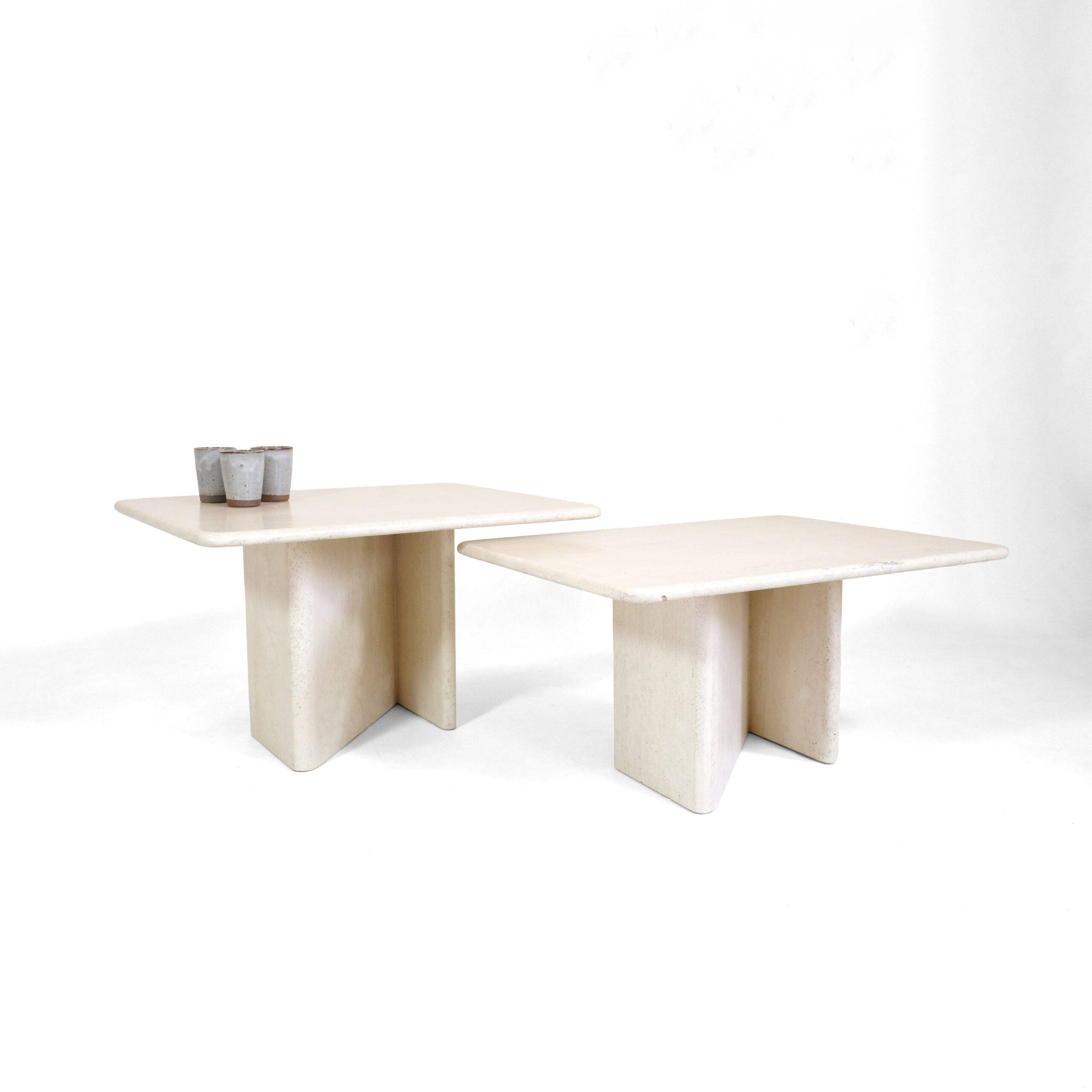 Paire de tables gigognes en travertin, Italie.