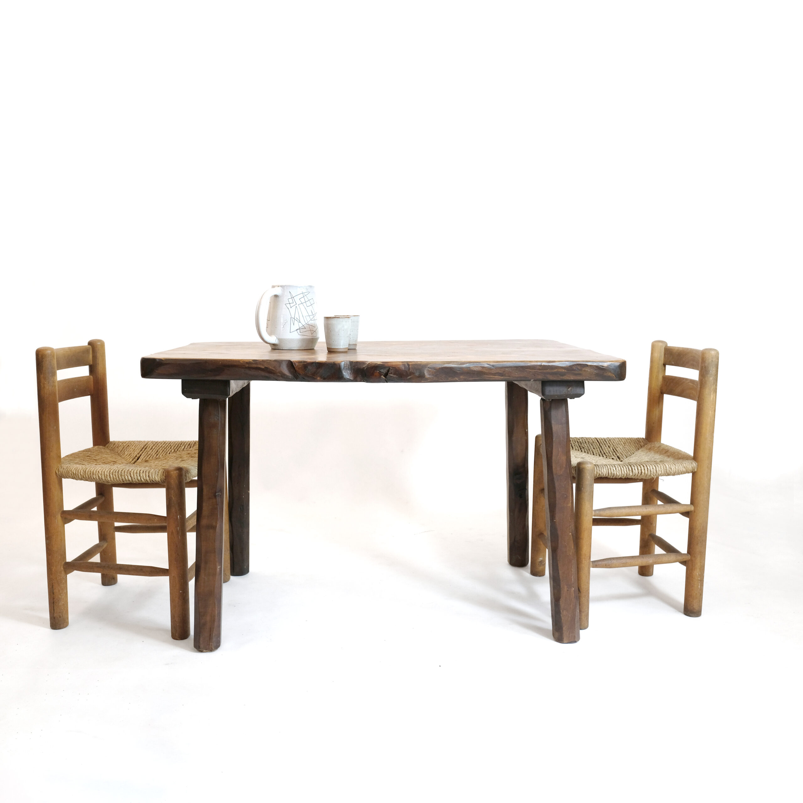 Art populaire, table en bois massif teinté, 1970.