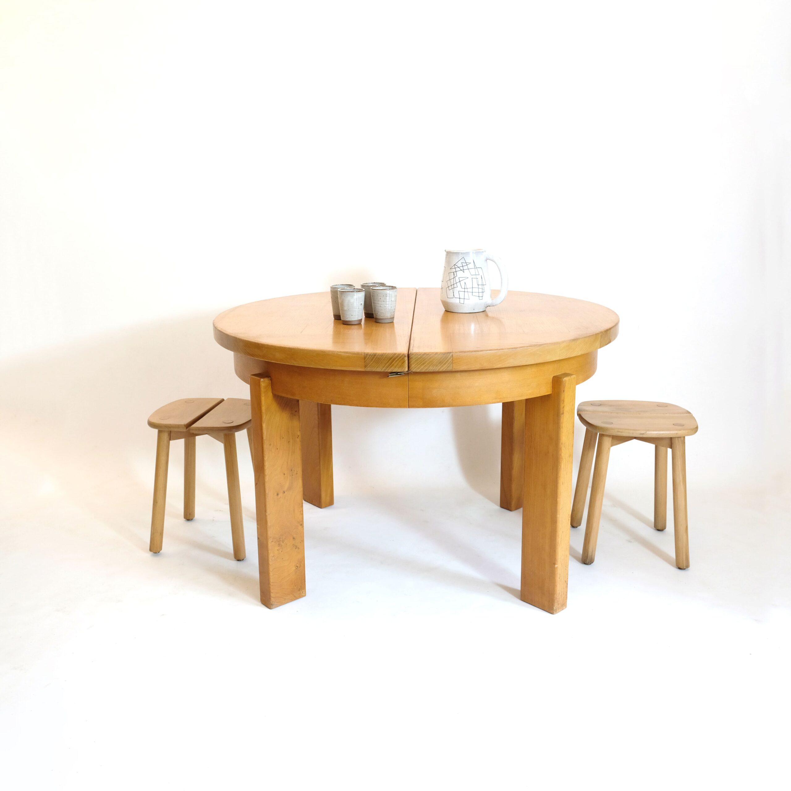 Maison Regain, table ronde à une rallonge, 1970s.