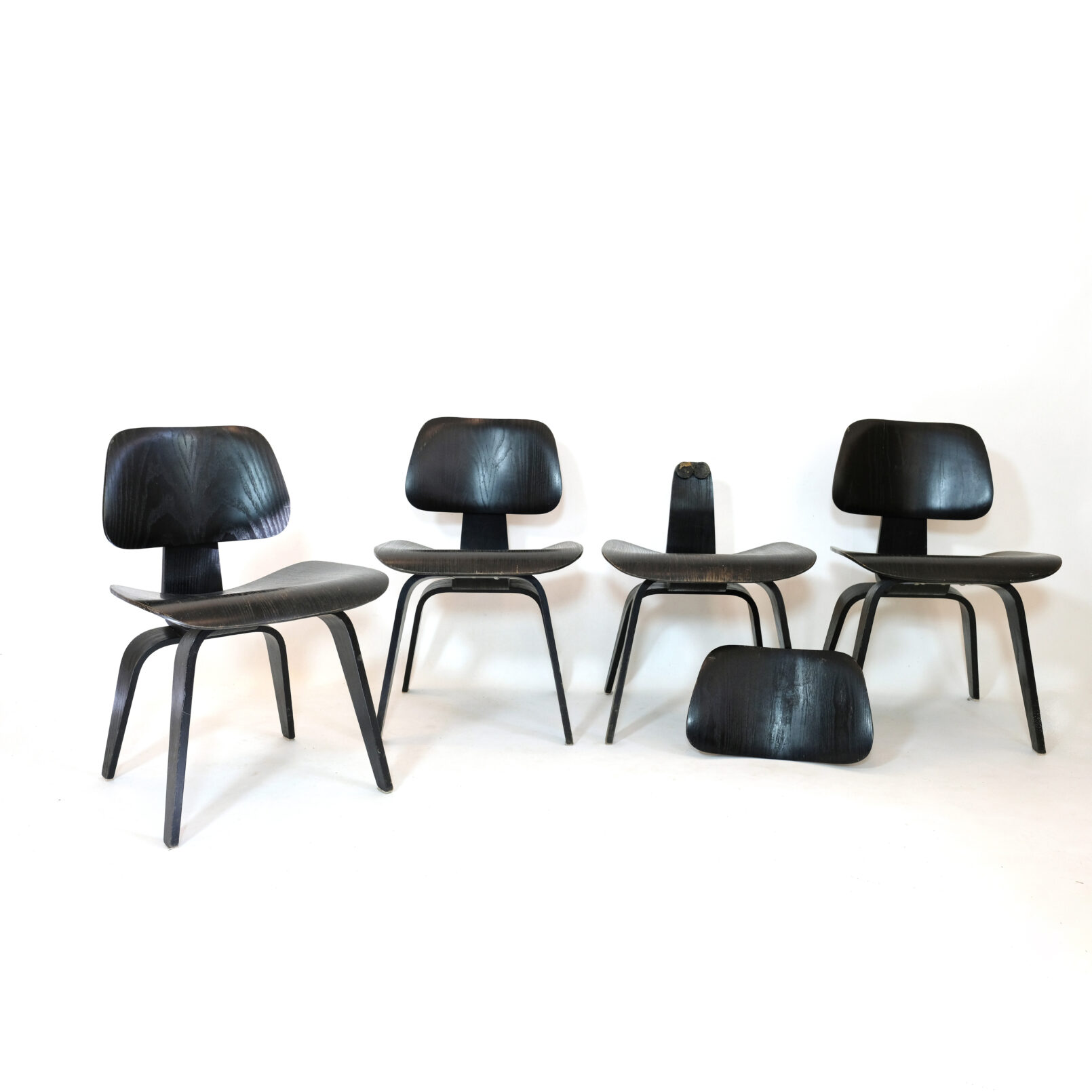 Charles & ray Eames, ensemble de 4 chaises DCW à restaurer.