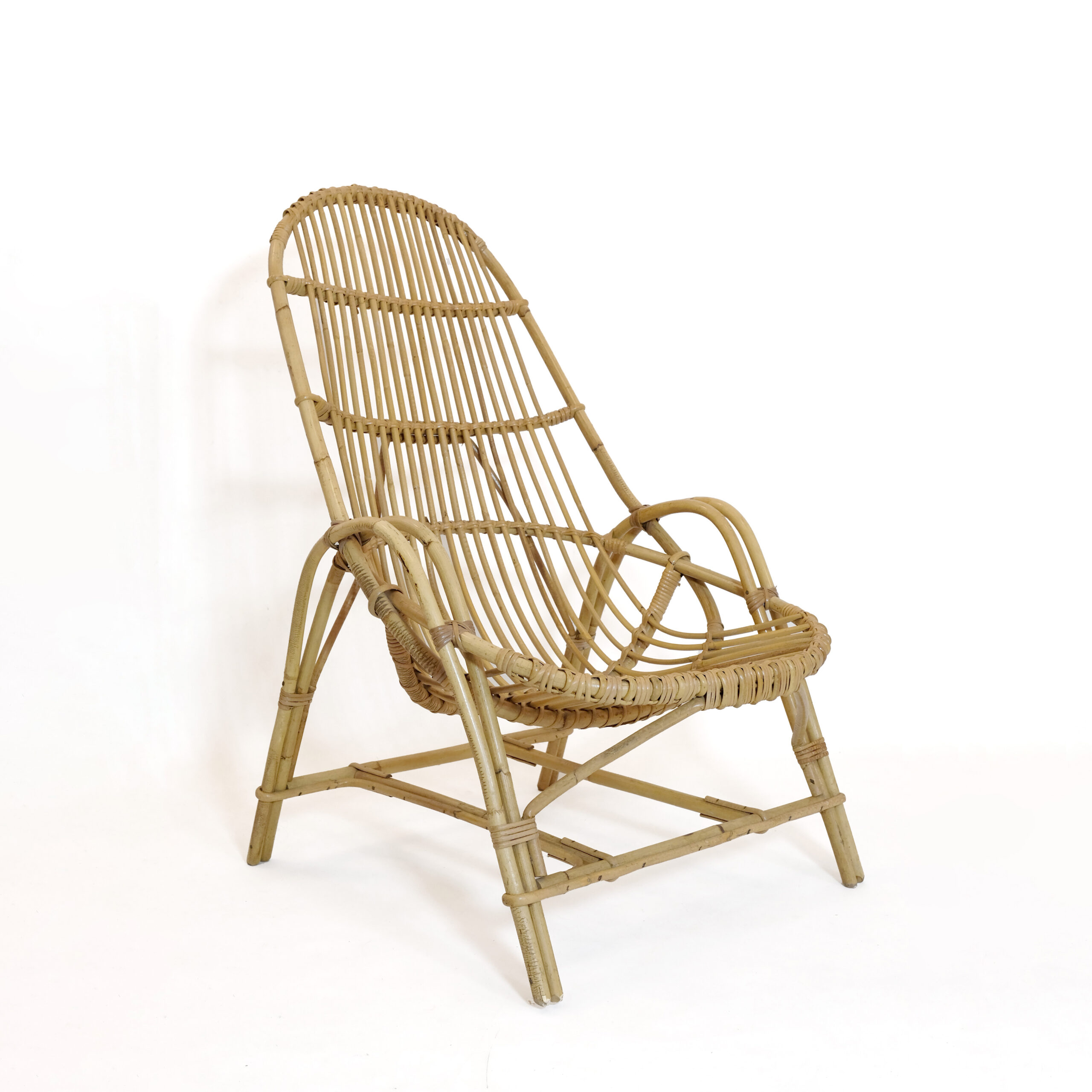 Fauteuil rotin avec accoudoir des années 60-70.