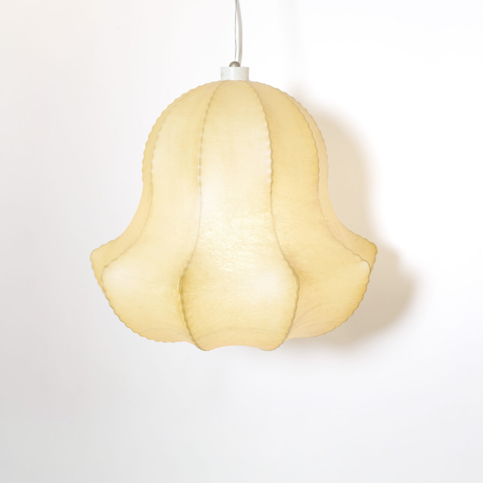 Grande suspension cocoon des années 60.
