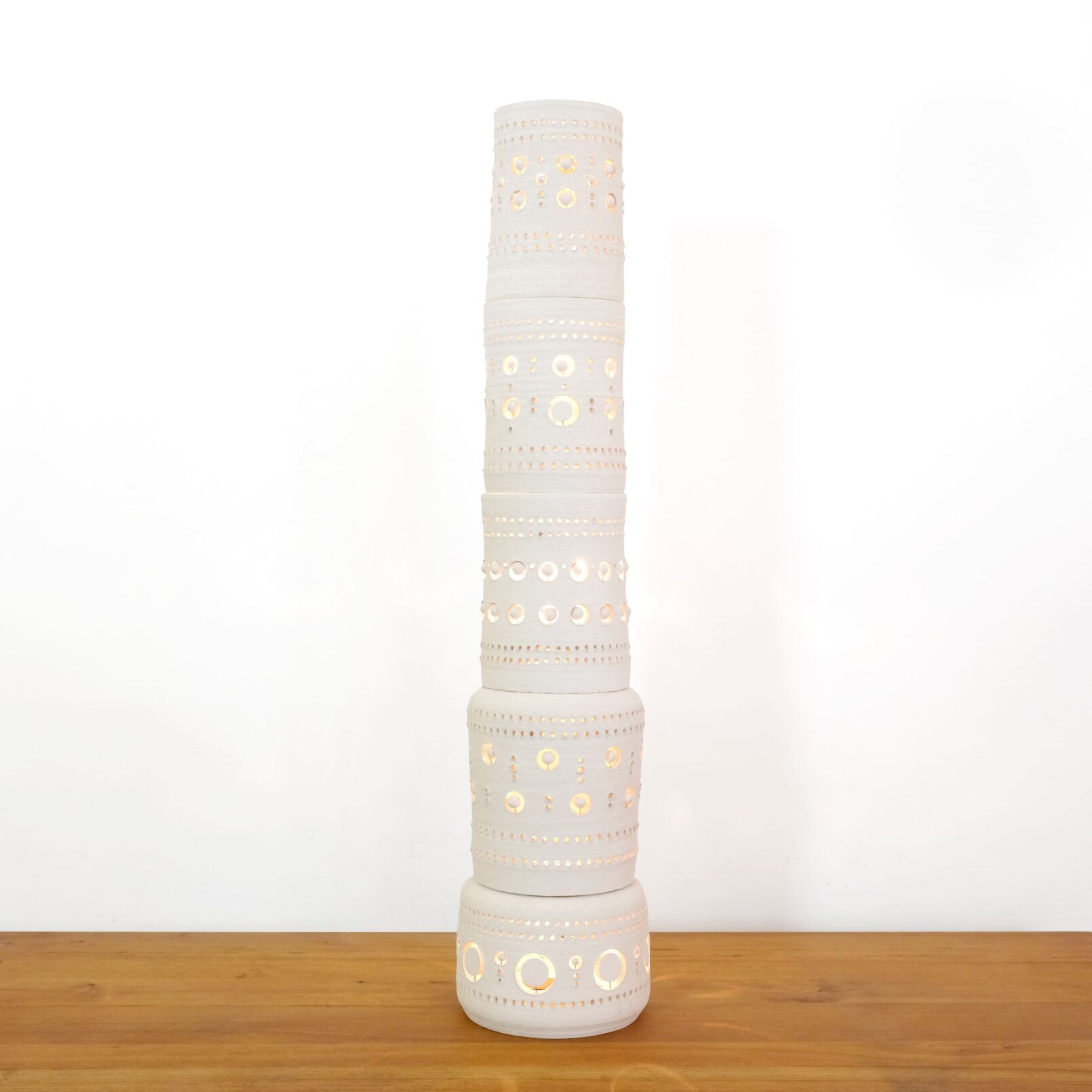 Georges Pelletier, totem floor lamp in white clay.