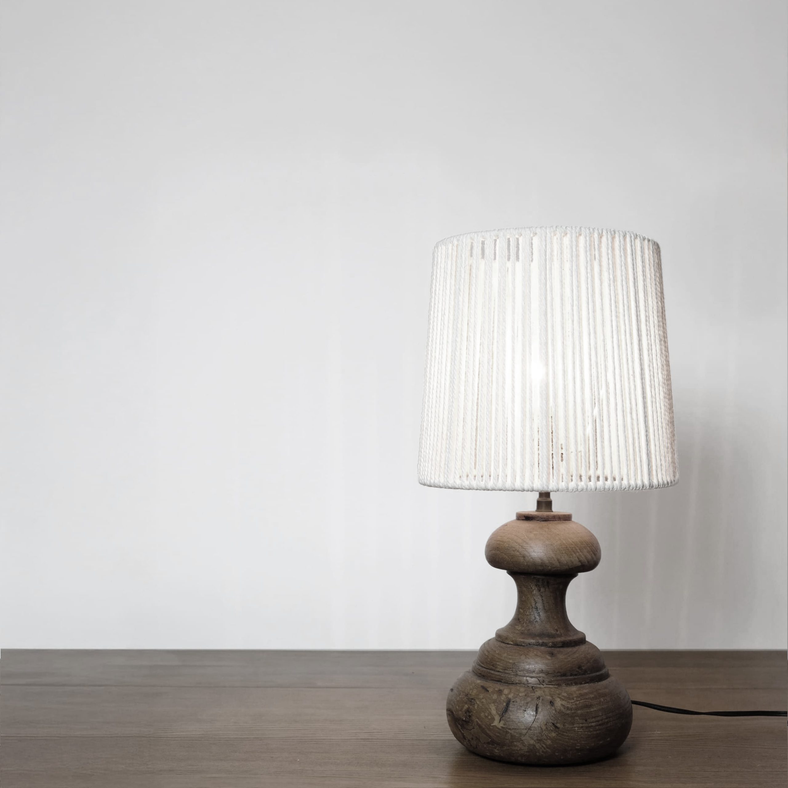 Petite lampe en bois et son abat-jour en corde.