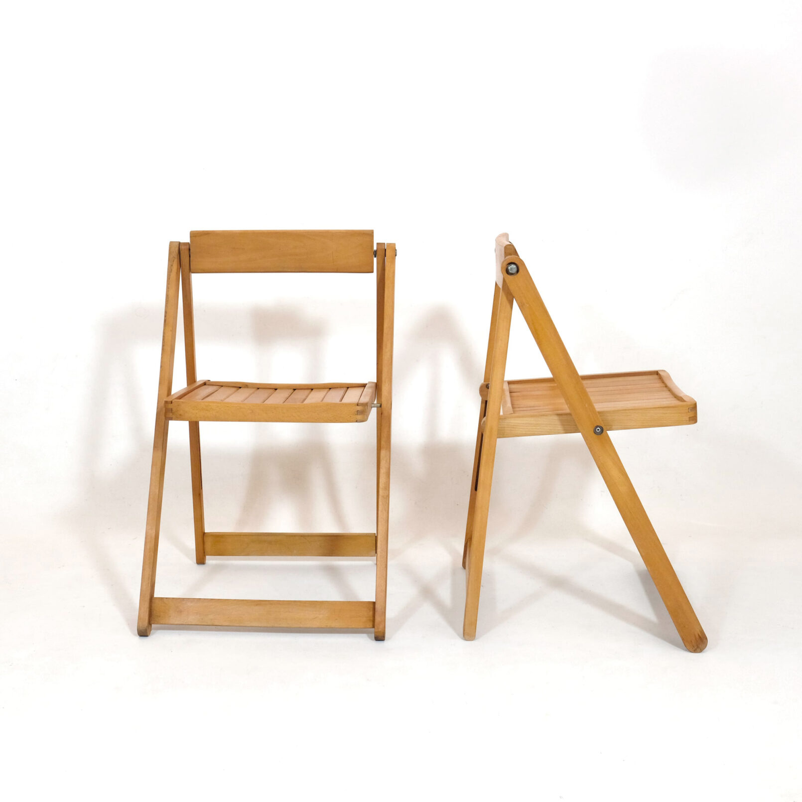 Paire de chaises pliantes en bois des années 80.