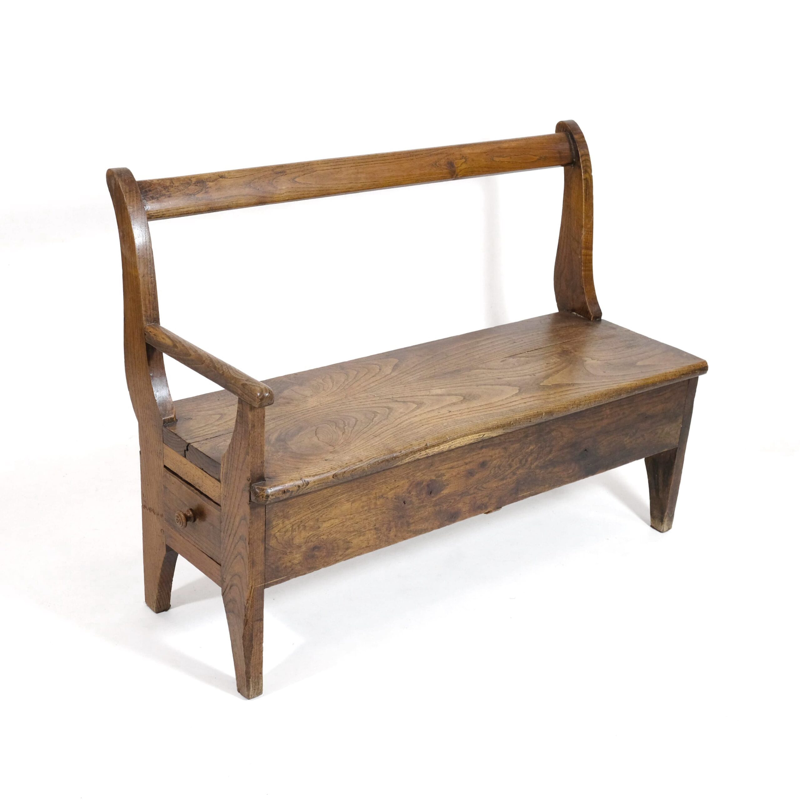 Banc artisanal en bois avec accoudoir et tiroir à droite.