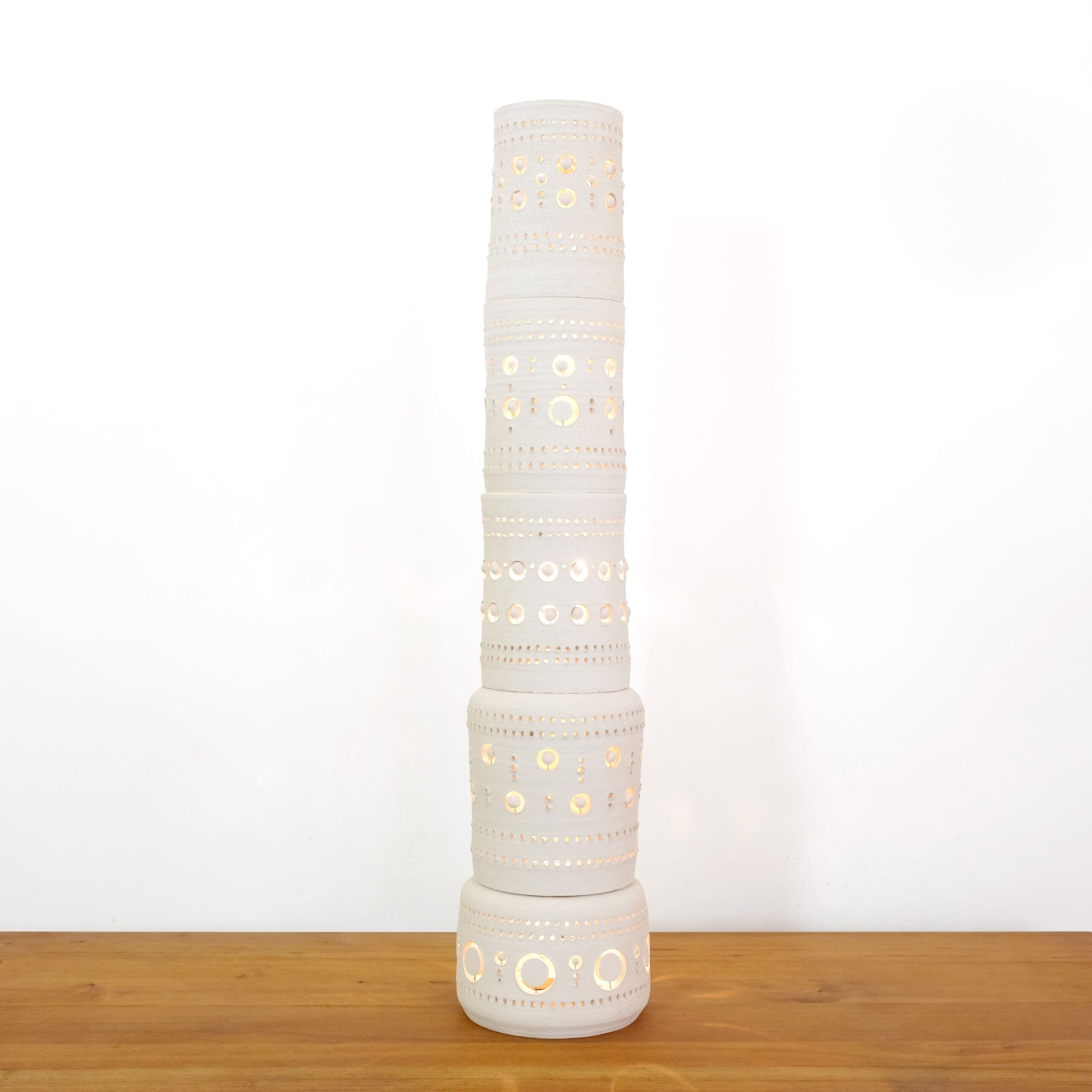 Georges Pelletier, lampe de sol totem en terre blanche.