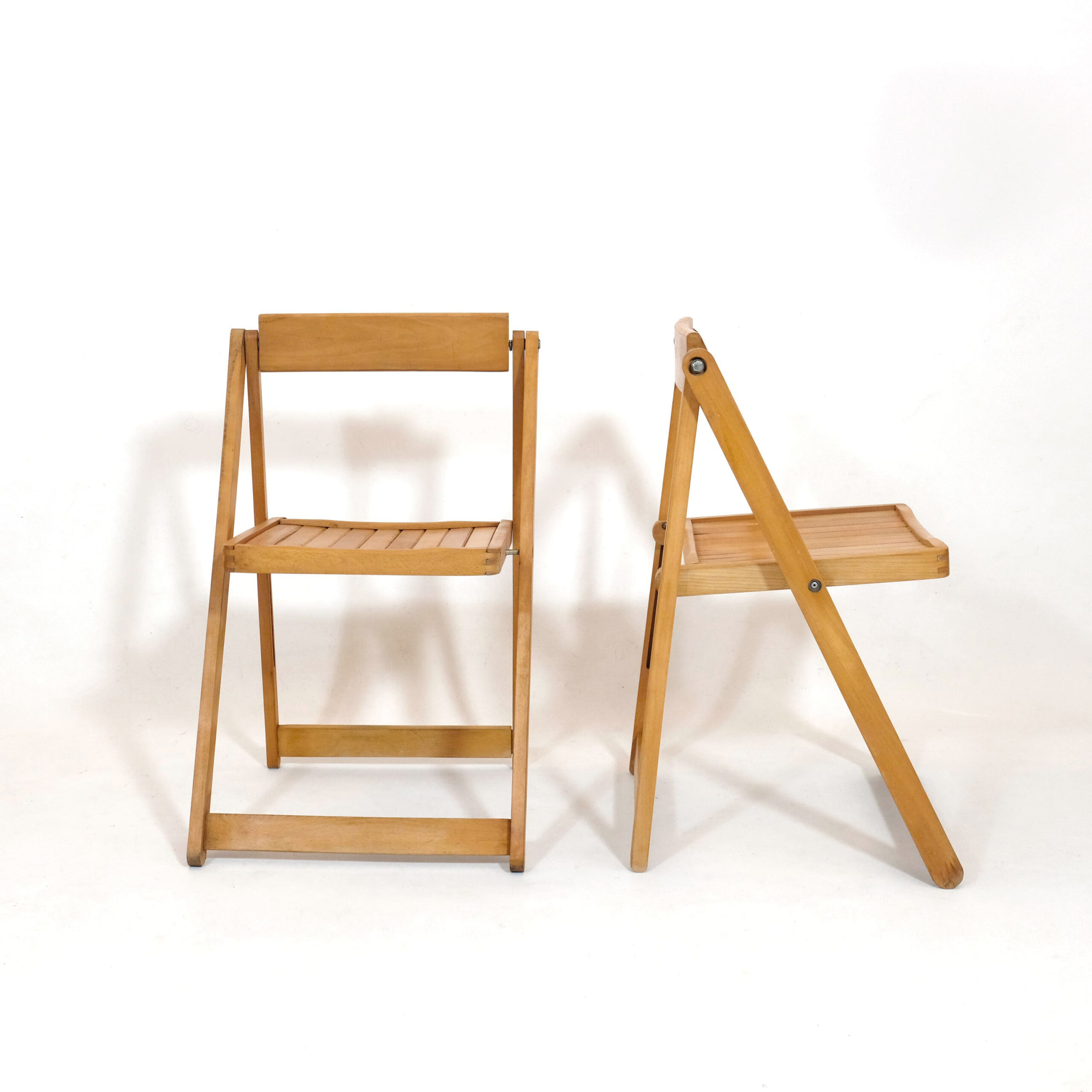 Paire de chaises pliantes en bois des années 80.