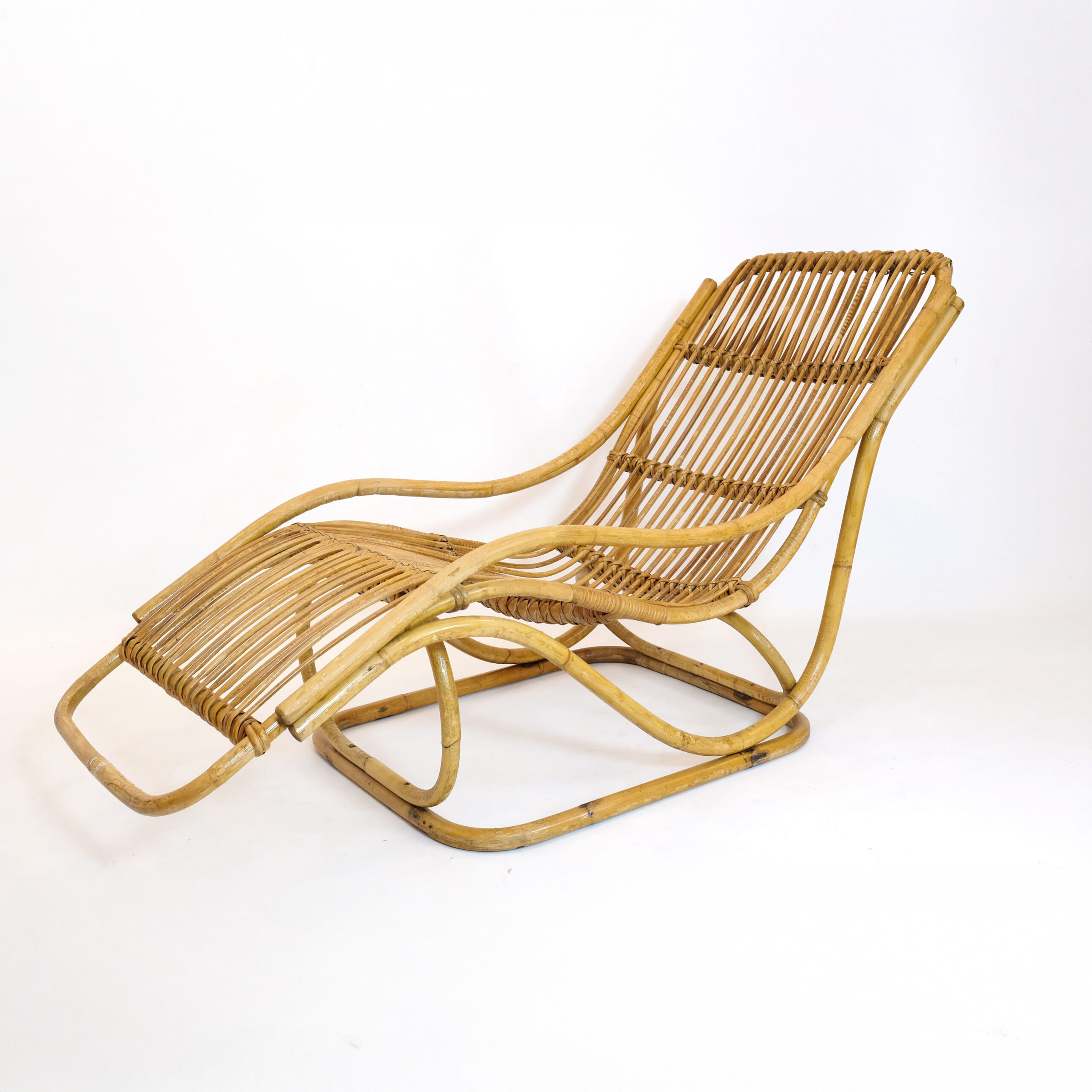 Italian rattan chaise longue from the sixties.