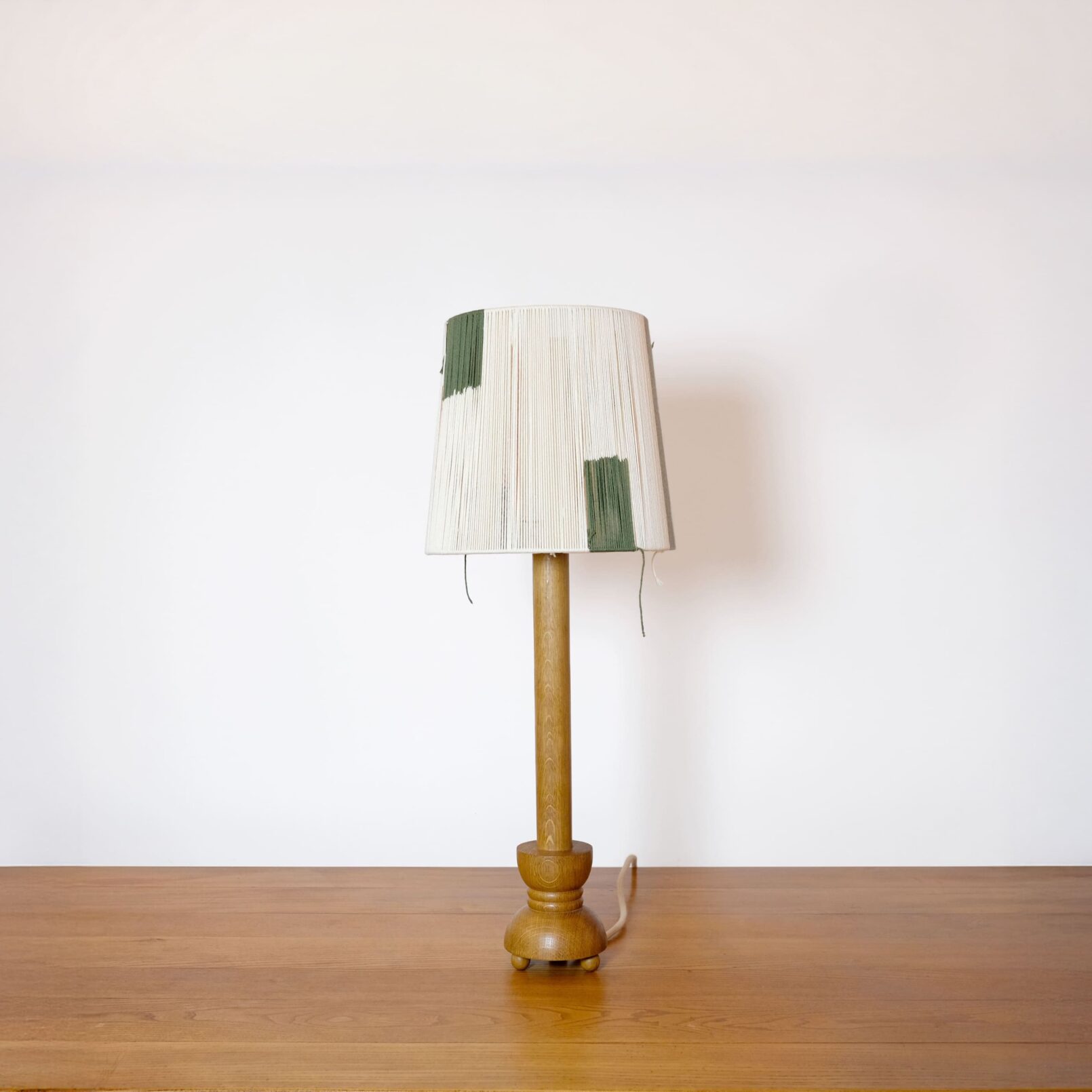 Bougeoir en bois monté en lampe et son abat-jour en corde (grande).
