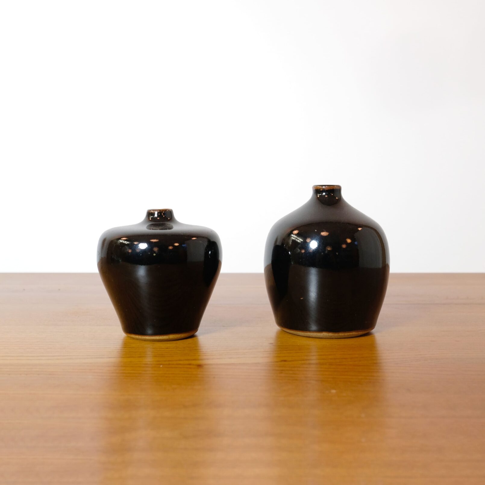 Laslo pour Mikasa, deux petits vases noirs des années 80.