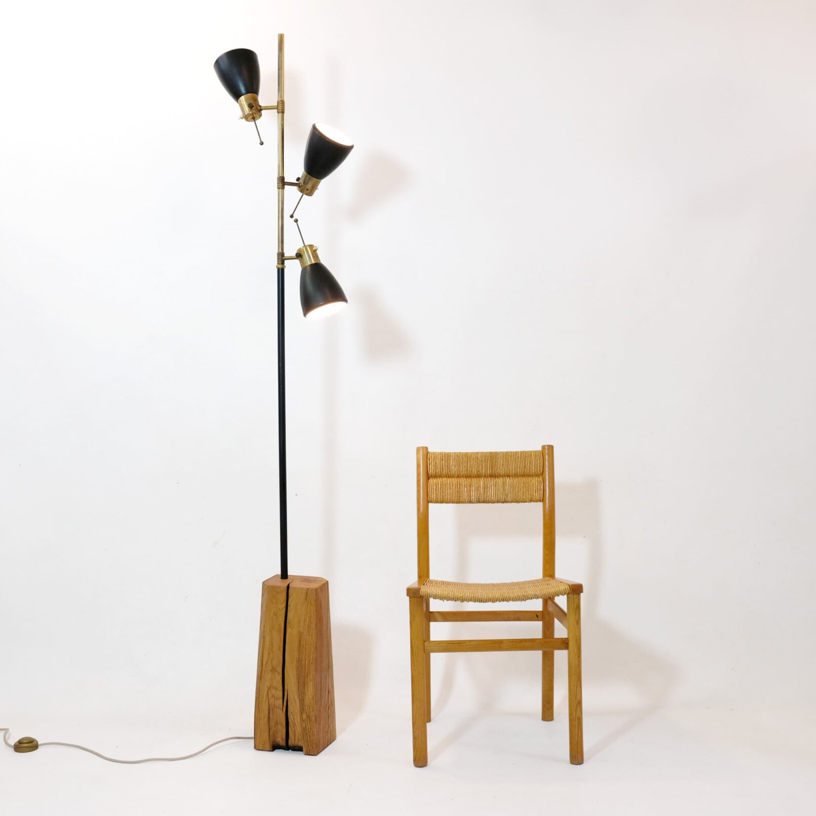 Large 3-light floor lamp in metal, brass and solid wood, 197cm.
