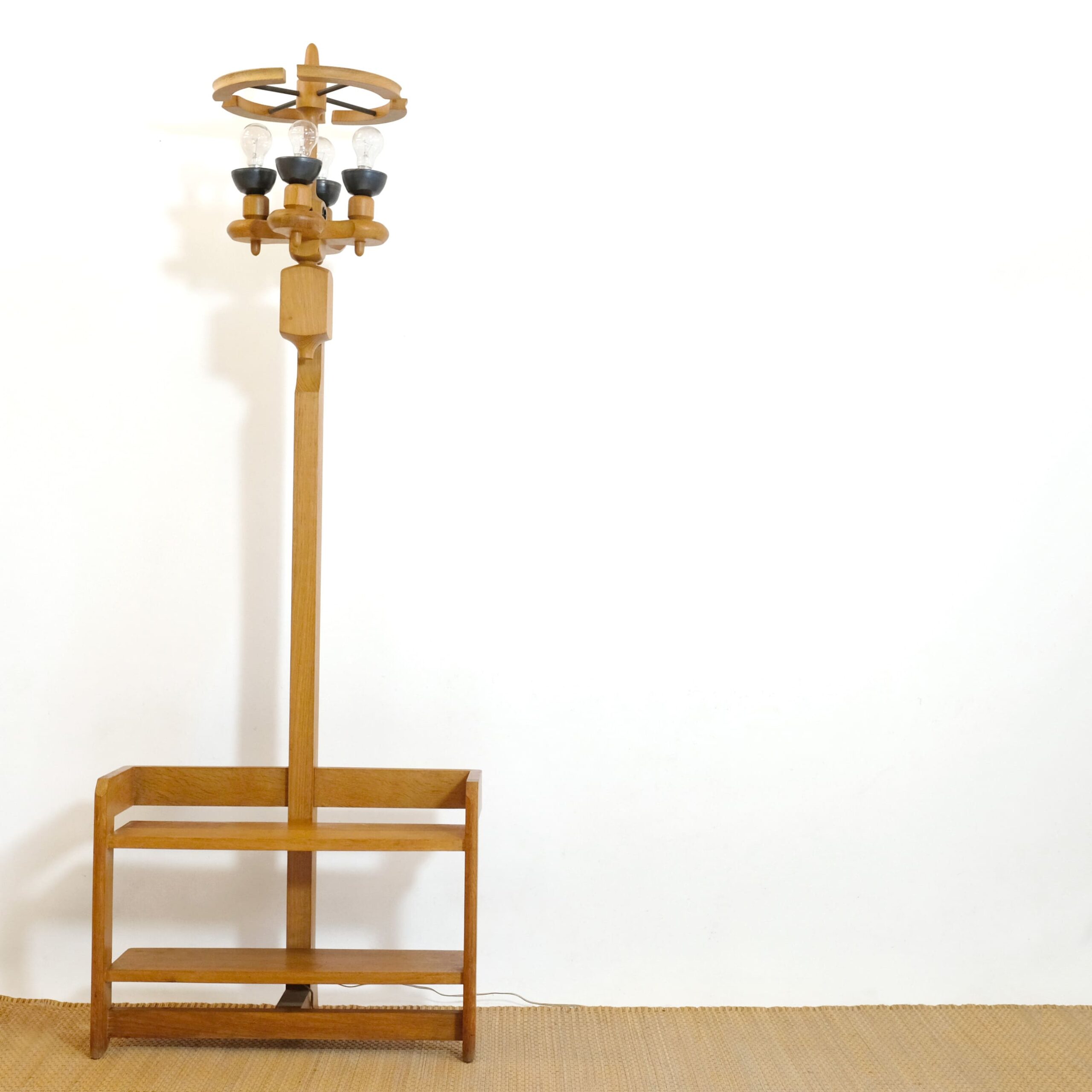 Guillerme et Chambron pour Votre Maison, un lampadaire formant étagère, 1960s.