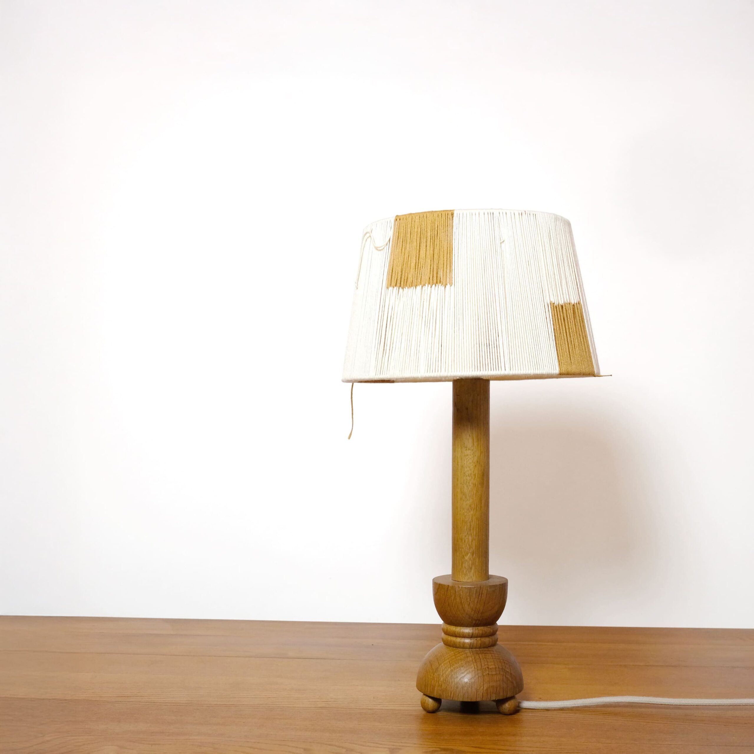 Bougeoir en bois monté en lampe et son abat-jour en corde (petite).