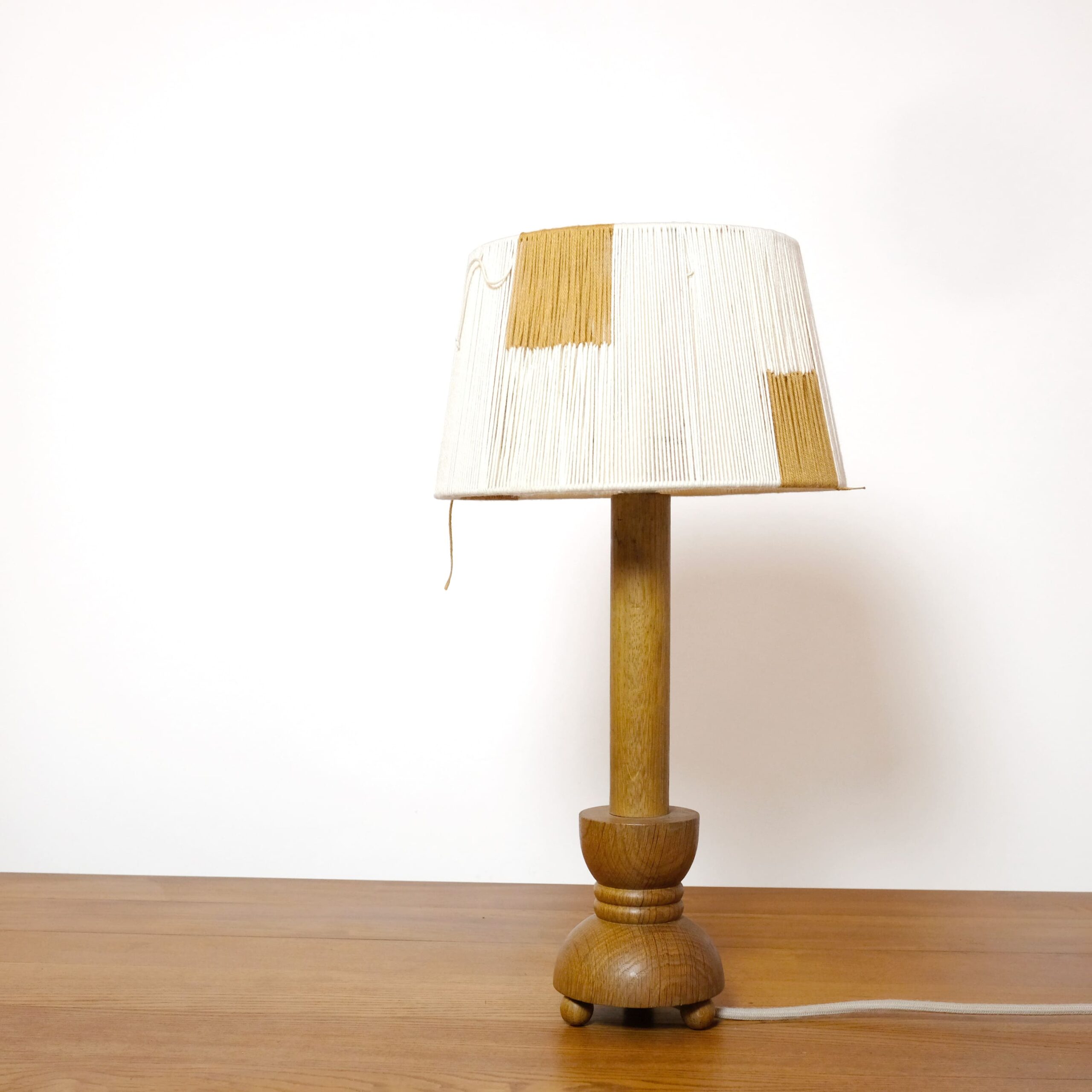 Bougeoir en bois monté en lampe et son abat-jour en corde (petite).