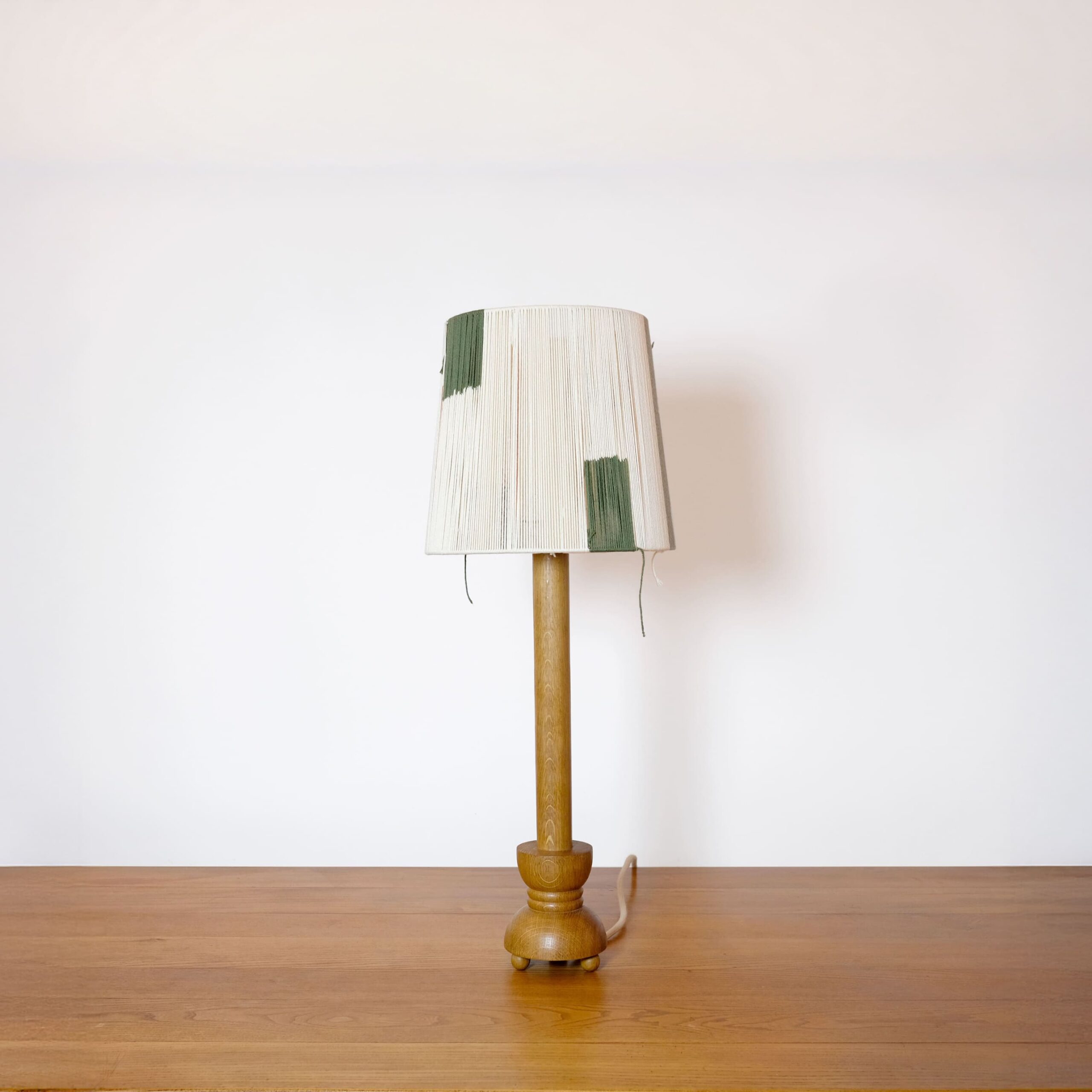 Bougeoir en bois monté en lampe et son abat-jour en corde (grande).
