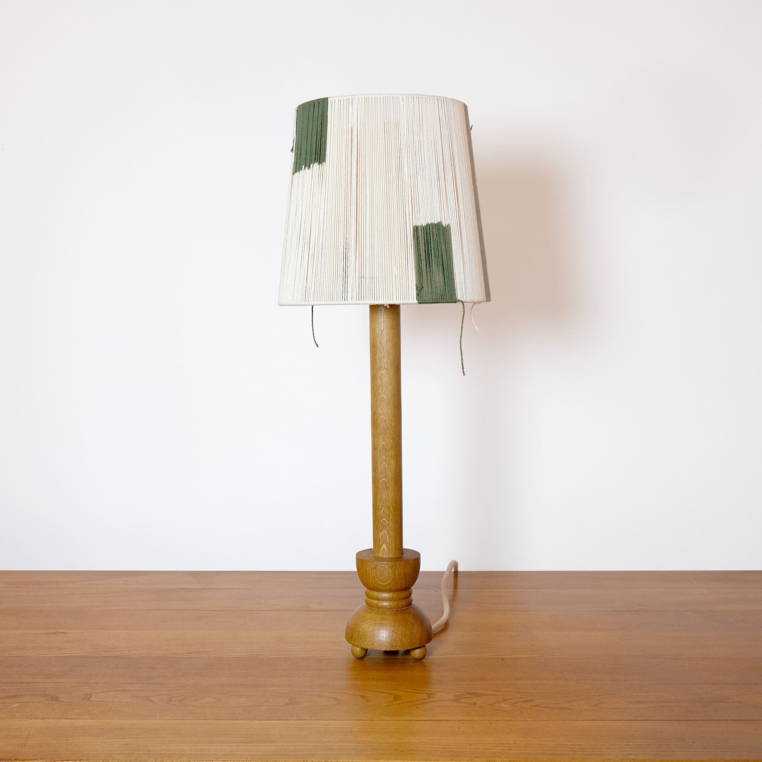 Bougeoir en bois monté en lampe et son abat-jour en corde (grande).