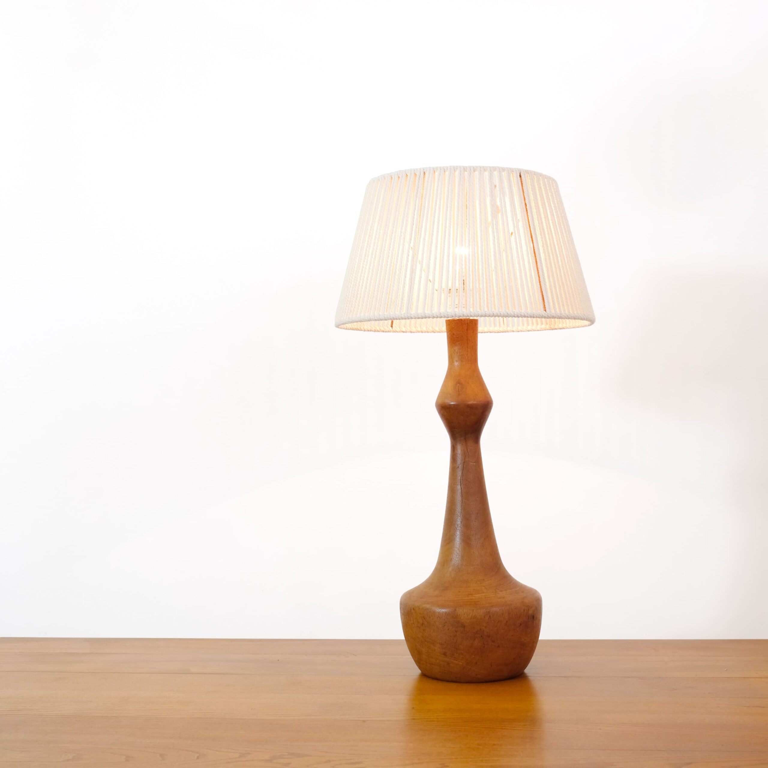 Grande lampe en bois et son abat-jour en corde, 1960s.