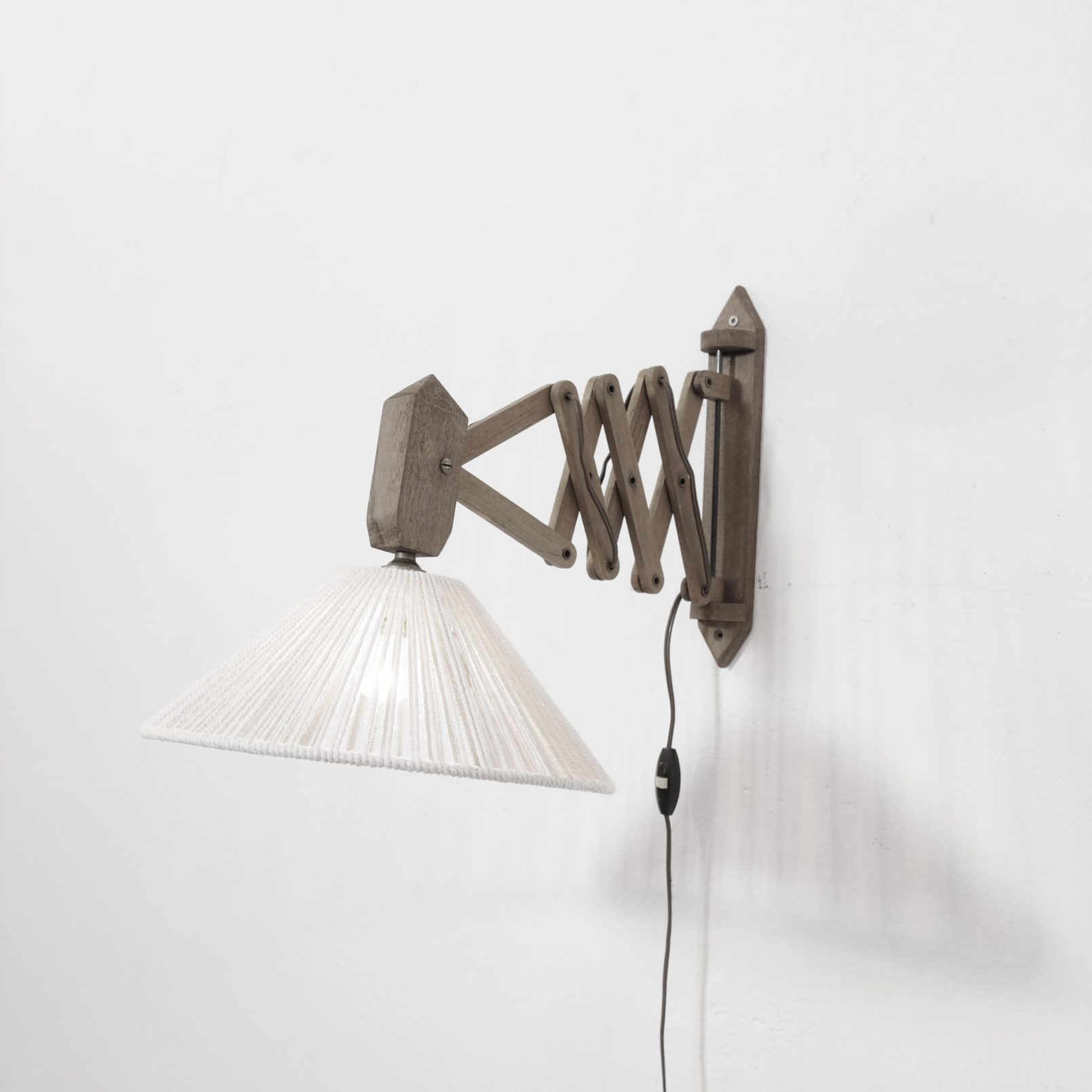 Applique accordéon en bois avec abat-jour en corde de coton.