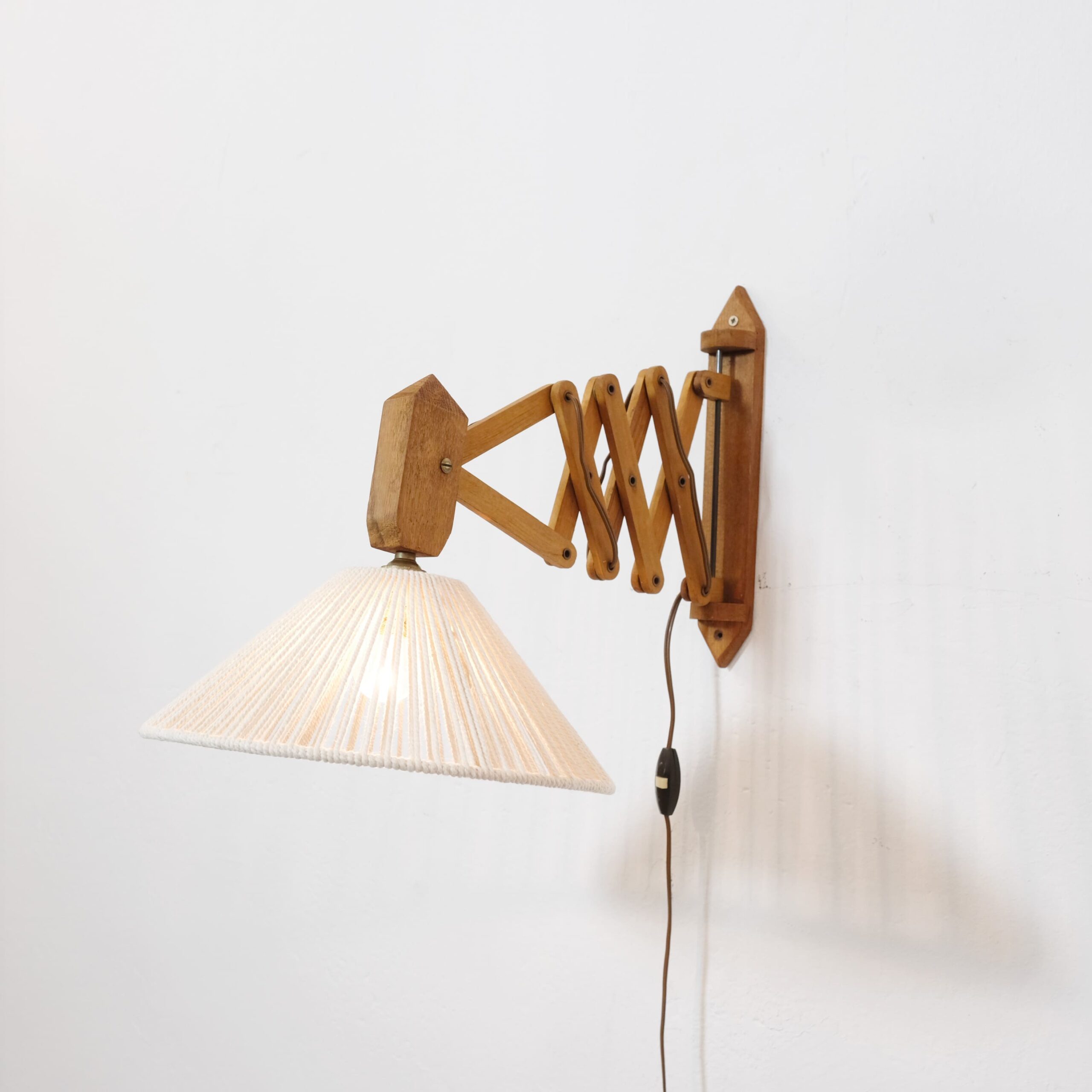 Applique accordéon en bois avec abat-jour en corde de coton.