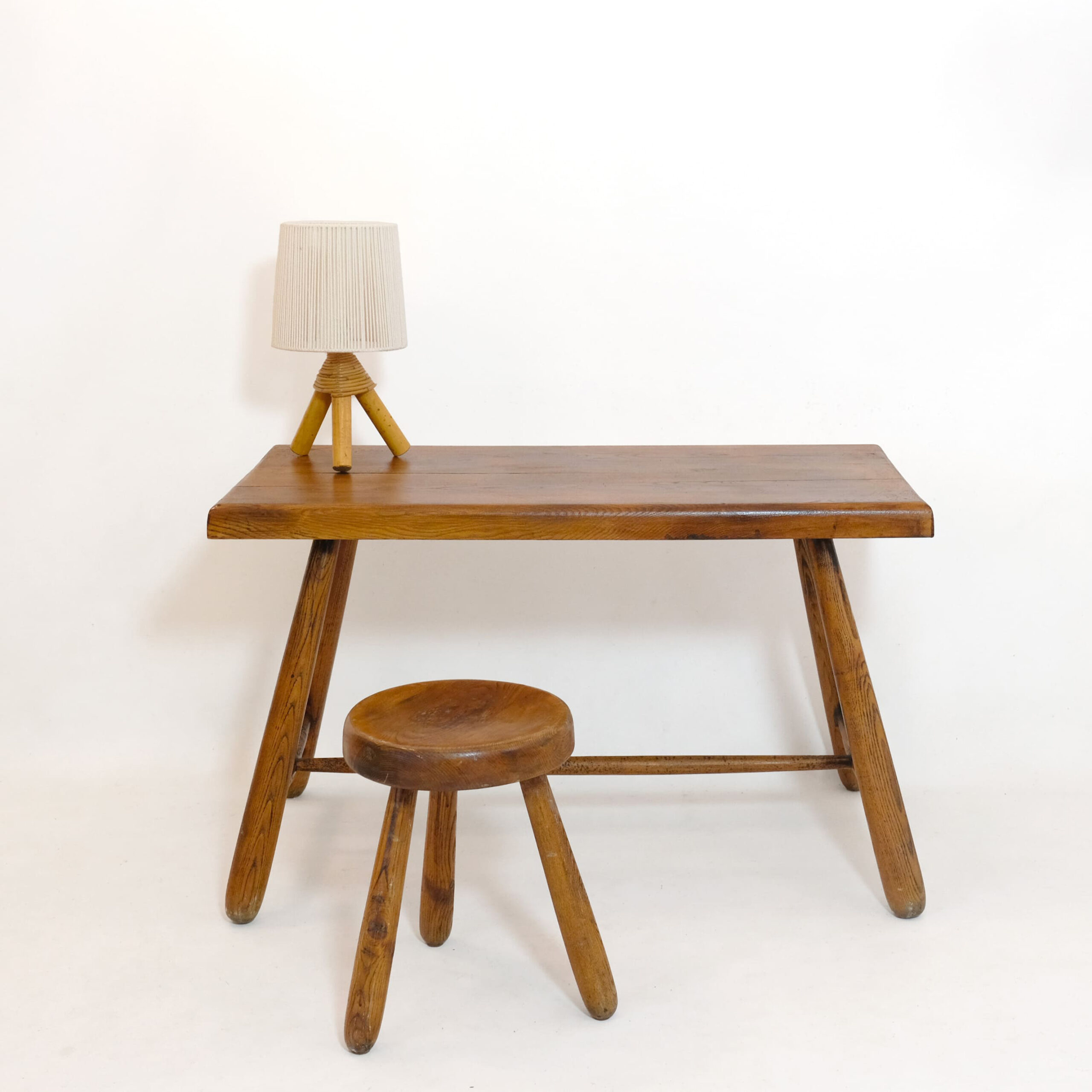 Table et son tabouret en pin, travail savoyard des années 60-70.